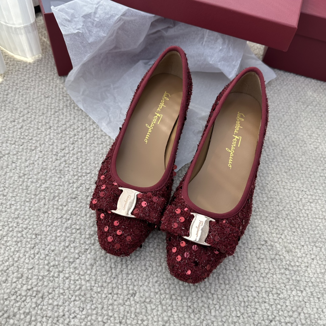 NO:651249,Burgundy details. The shoe fabric is made of specially customized fabrics. The original brand’s special classic buckles. This brand’s special classic is to make fashionable shoes very soft and comfortable. All uppers are hand-sewn without glue, and the stitching on the edge of the shoe is exactly the same. Single shoes19860909酒红色细节 鞋子面料采用特殊定制面料,原厂品牌专用经典饰扣,此款品牌它的专用经典之作就是把时尚的鞋能够做到非常的柔软又舒适.鞋面针车手工全部无胶作业,鞋口边钜车线完全一致.,单鞋,Women's Shoes