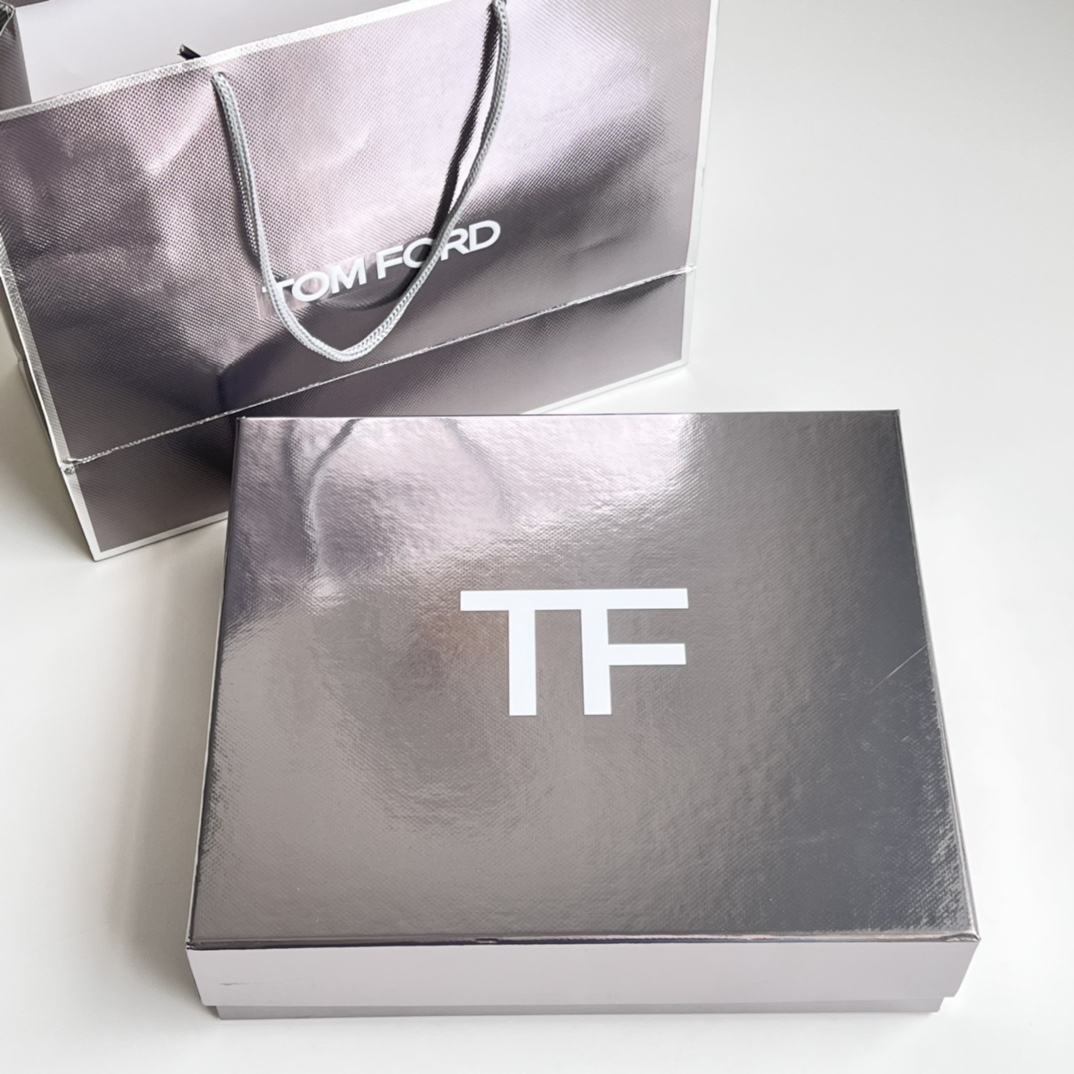 TF Oud Wood Set de fragancia corporal de tres piezas! Incluye: Loción corporal 150ml, Gel de baño 250ml, Muestra de per…