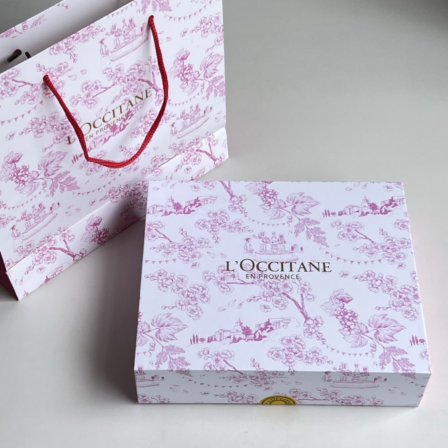 Set de tres piezas de L'Occitane uva y cereza en flor!