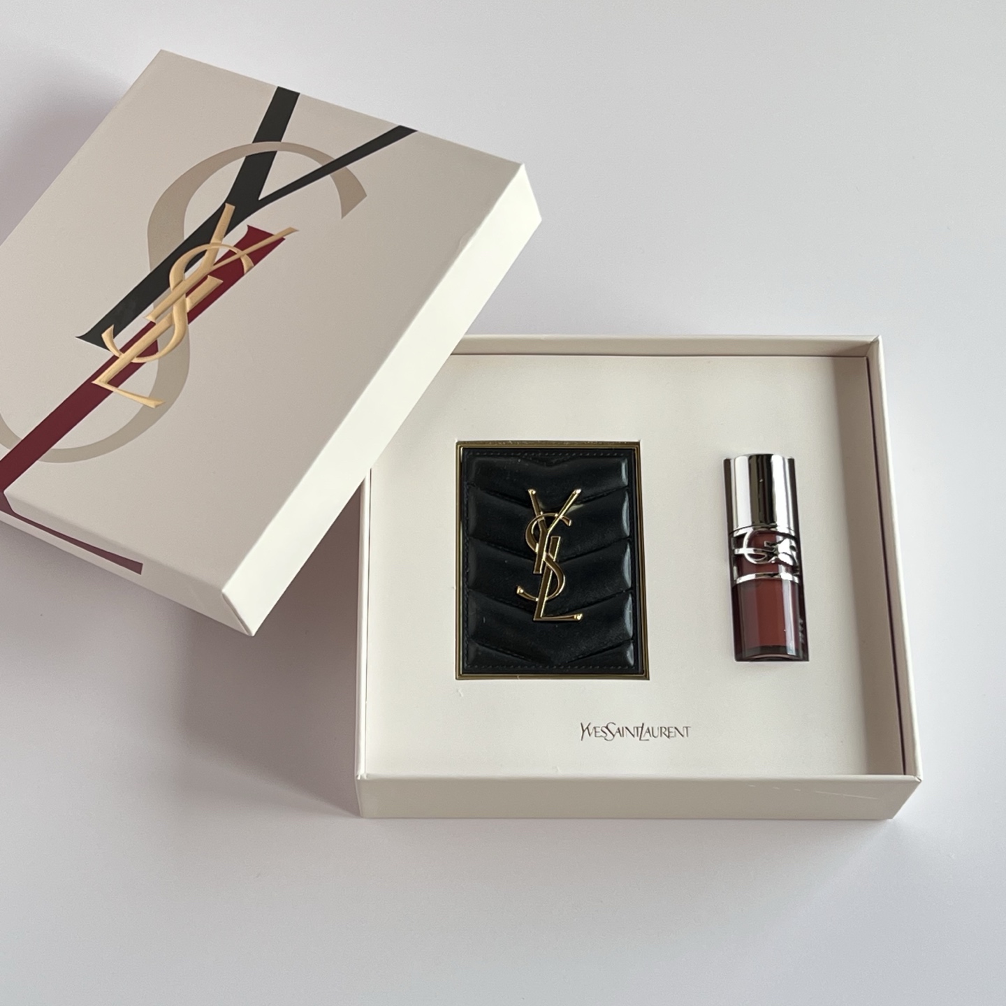 110💰
圣罗兰啵啵唇冻彩妆两件套黑色皮革眼影版 
100#4g +04#6ml 配礼袋