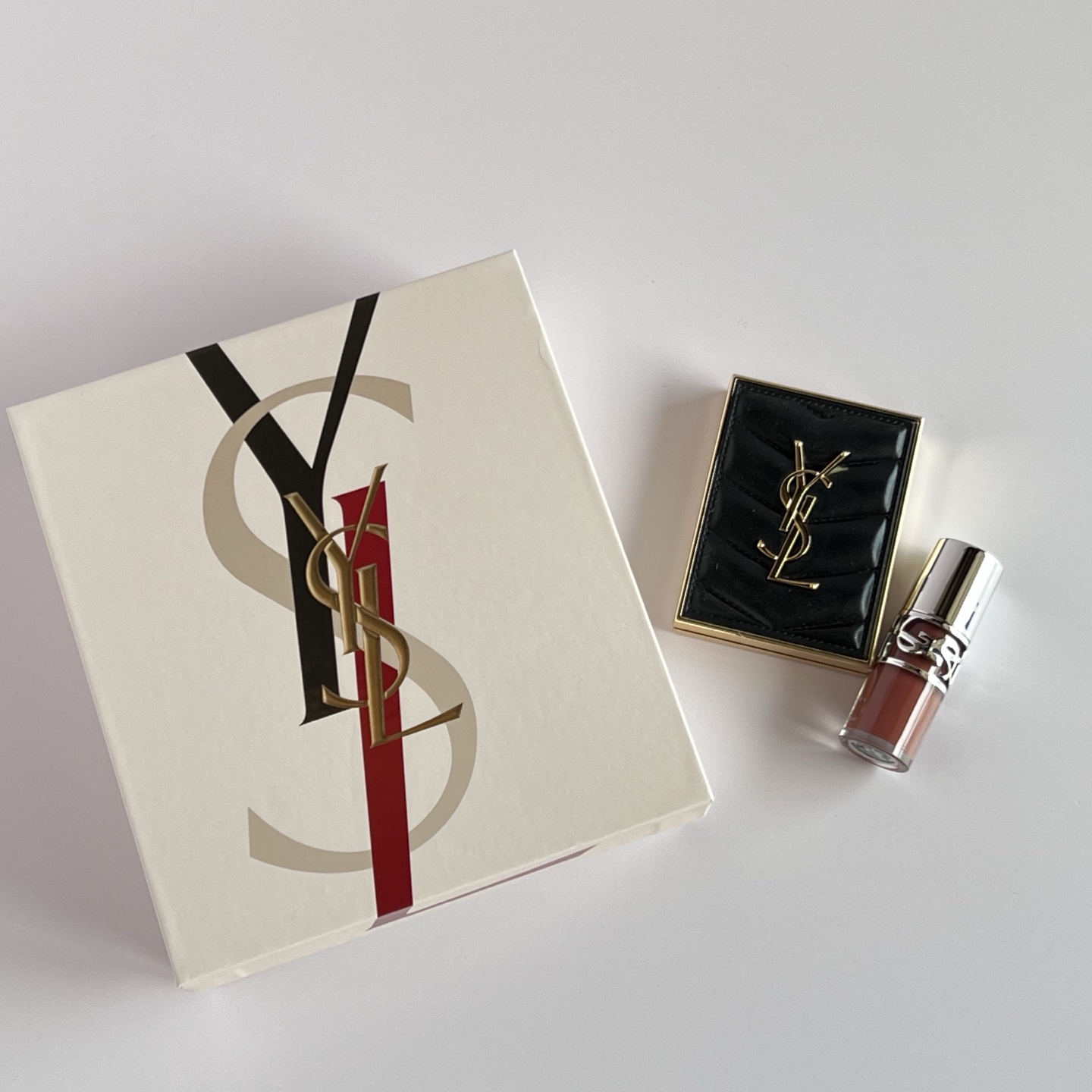 110💰
圣罗兰啵啵唇冻彩妆两件套黑色皮革眼影版 
100#4g +04#6ml 配礼袋