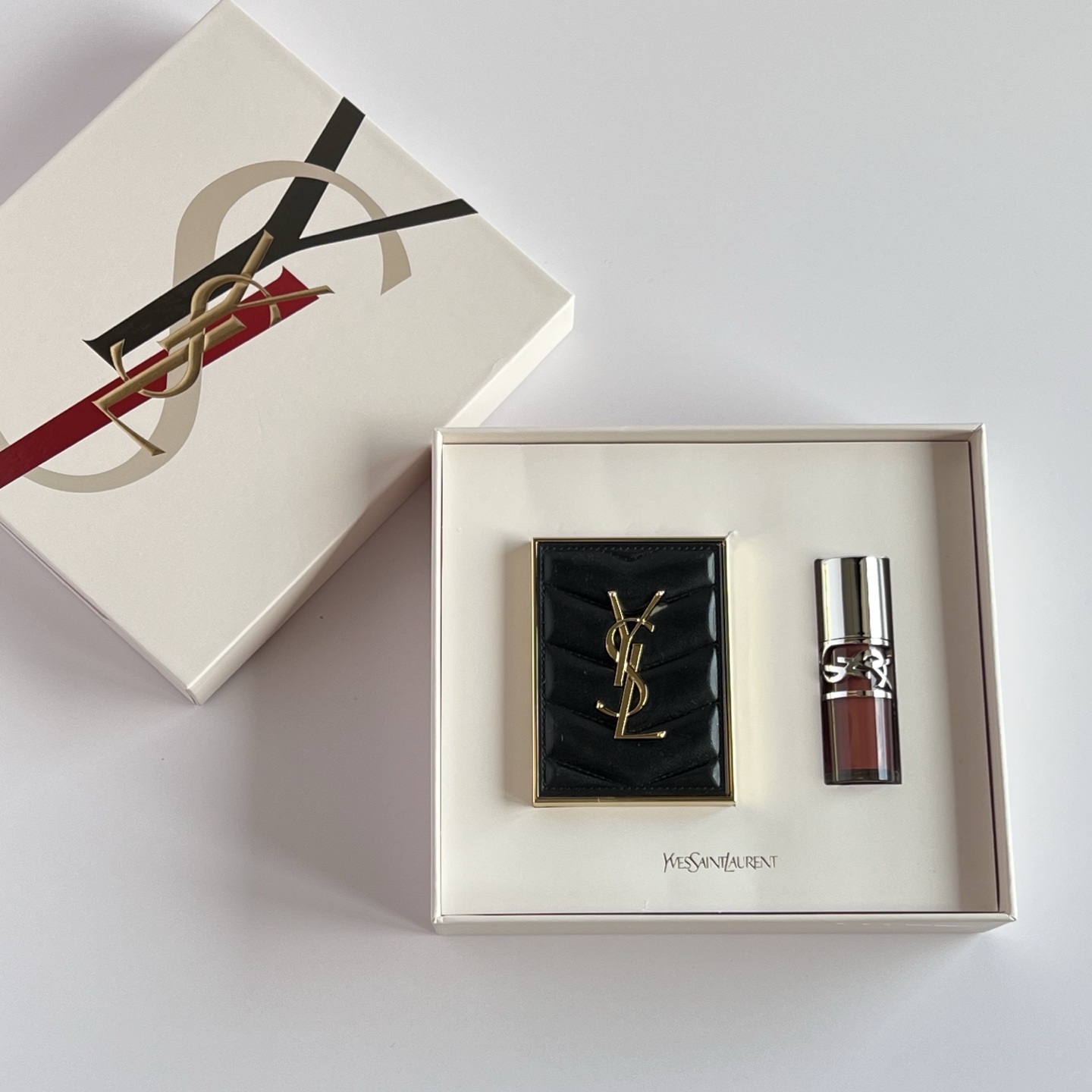 110💰
圣罗兰啵啵唇冻彩妆两件套黑色皮革眼影版 
100#4g +04#6ml 配礼袋