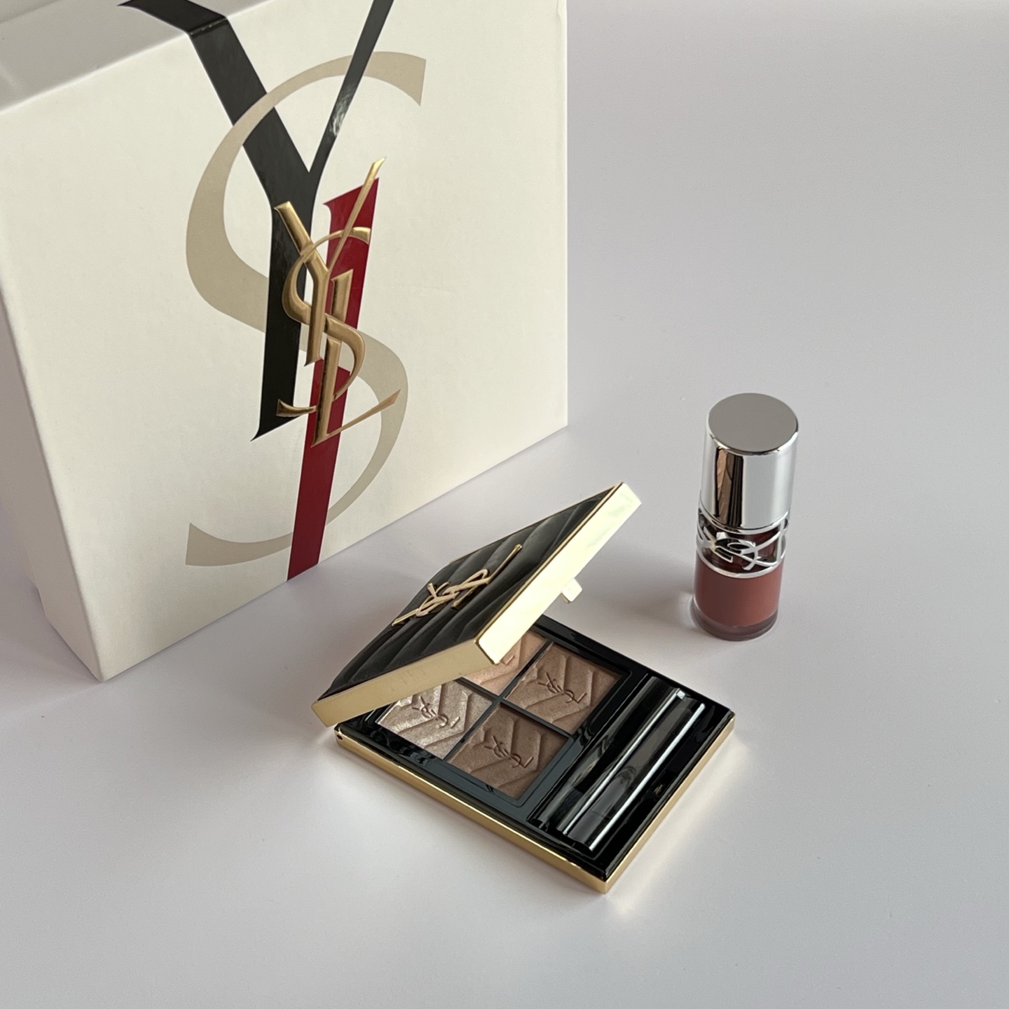 110💰
圣罗兰啵啵唇冻彩妆两件套黑色皮革眼影版 
100#4g +04#6ml 配礼袋