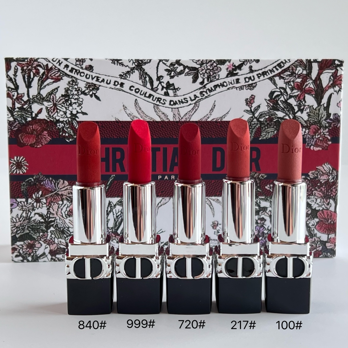 80💰
迪奥太阳花蓝金口红小样五件套！内含：1.5g*5。色号：丝绒840+丝绒999+丝绒720+丝绒217+丝绒100。