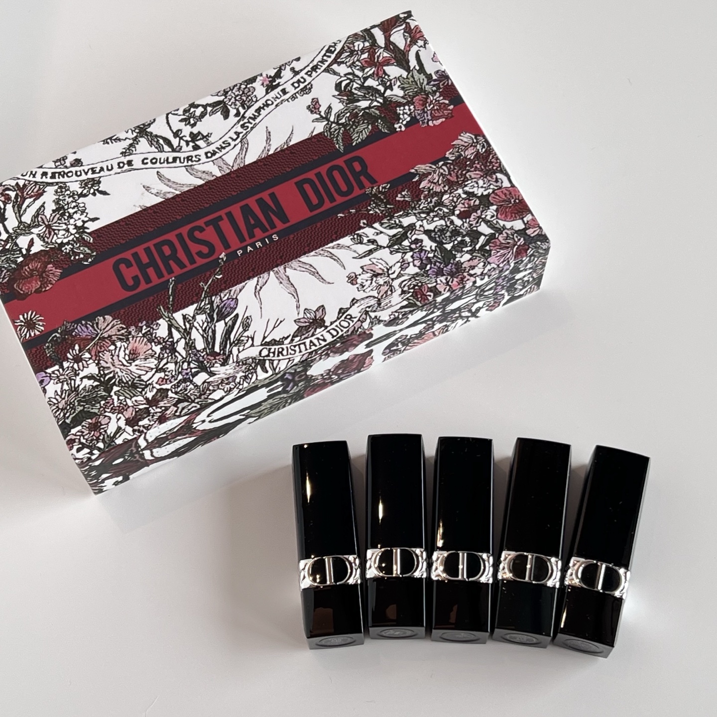 80💰
迪奥太阳花蓝金口红小样五件套！内含：1.5g*5。色号：丝绒840+丝绒999+丝绒720+丝绒217+丝绒100。