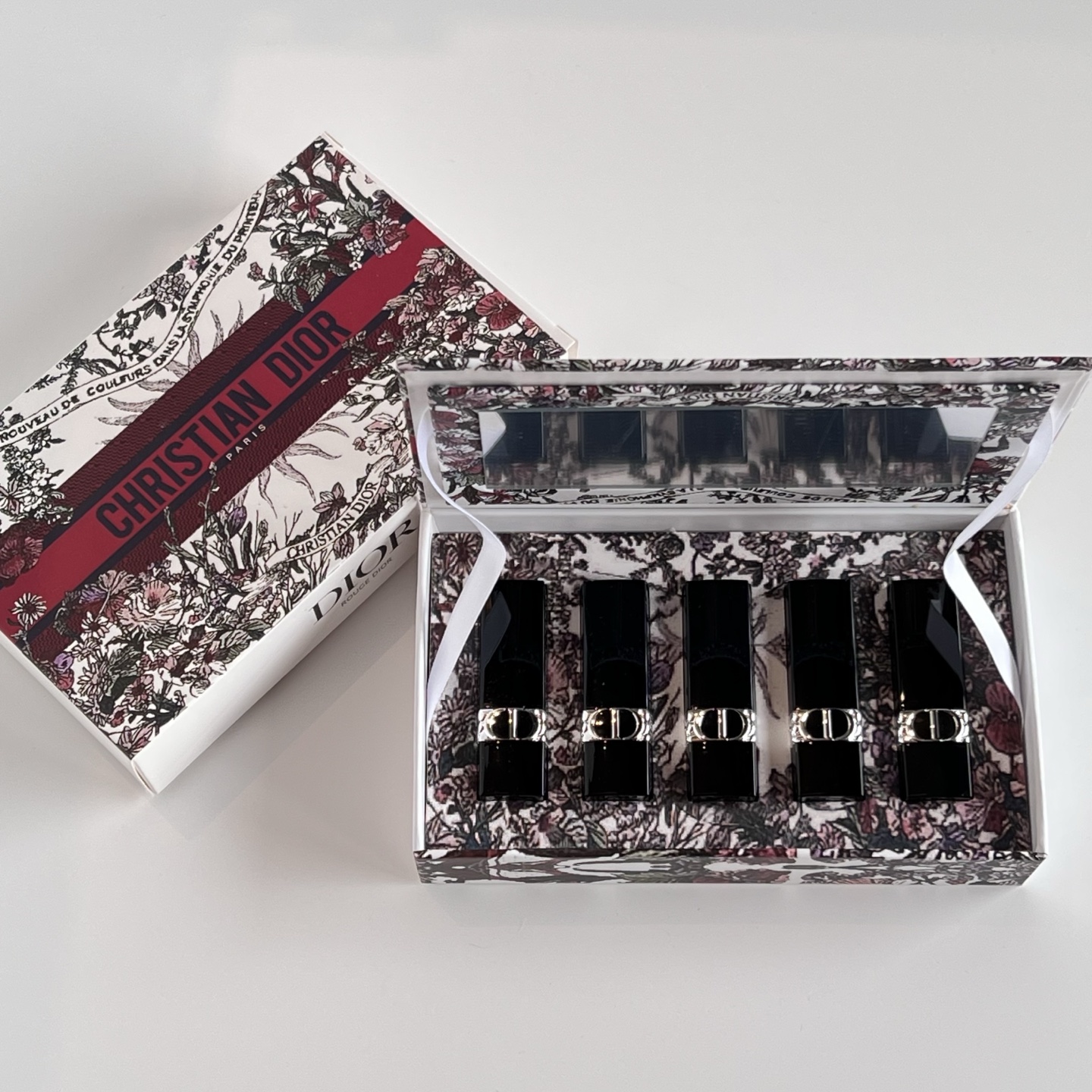 80💰
迪奥太阳花蓝金口红小样五件套！内含：1.5g*5。色号：丝绒840+丝绒999+丝绒720+丝绒217+丝绒100。