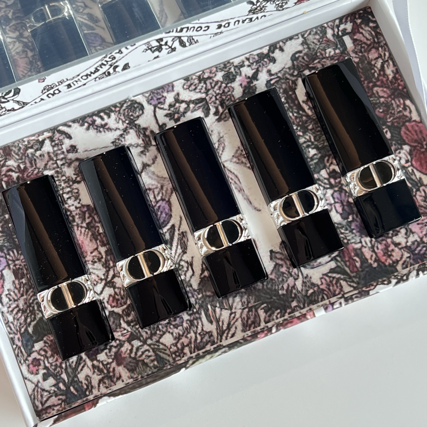 80💰
迪奥太阳花蓝金口红小样五件套！内含：1.5g*5。色号：丝绒840+丝绒999+丝绒720+丝绒217+丝绒100。