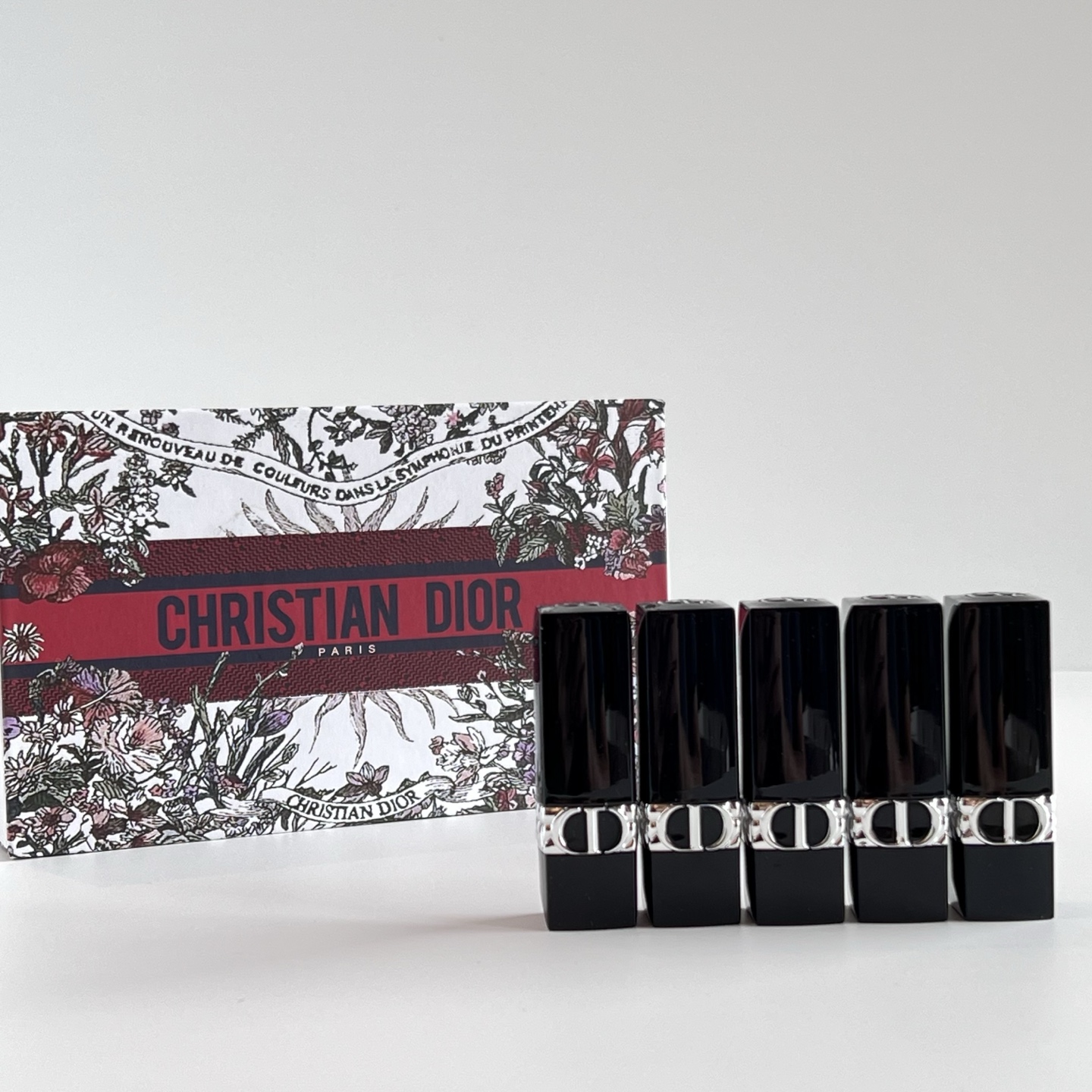 80💰
迪奥太阳花蓝金口红小样五件套！内含：1.5g*5。色号：丝绒840+丝绒999+丝绒720+丝绒217+丝绒100。