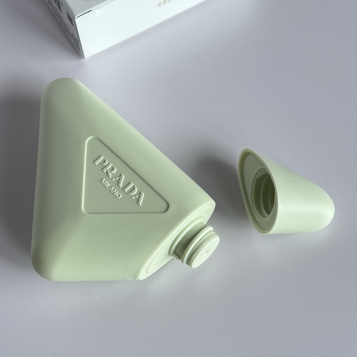 专/30💰
普拉达护手霜50ml 配中文标 打12 件144