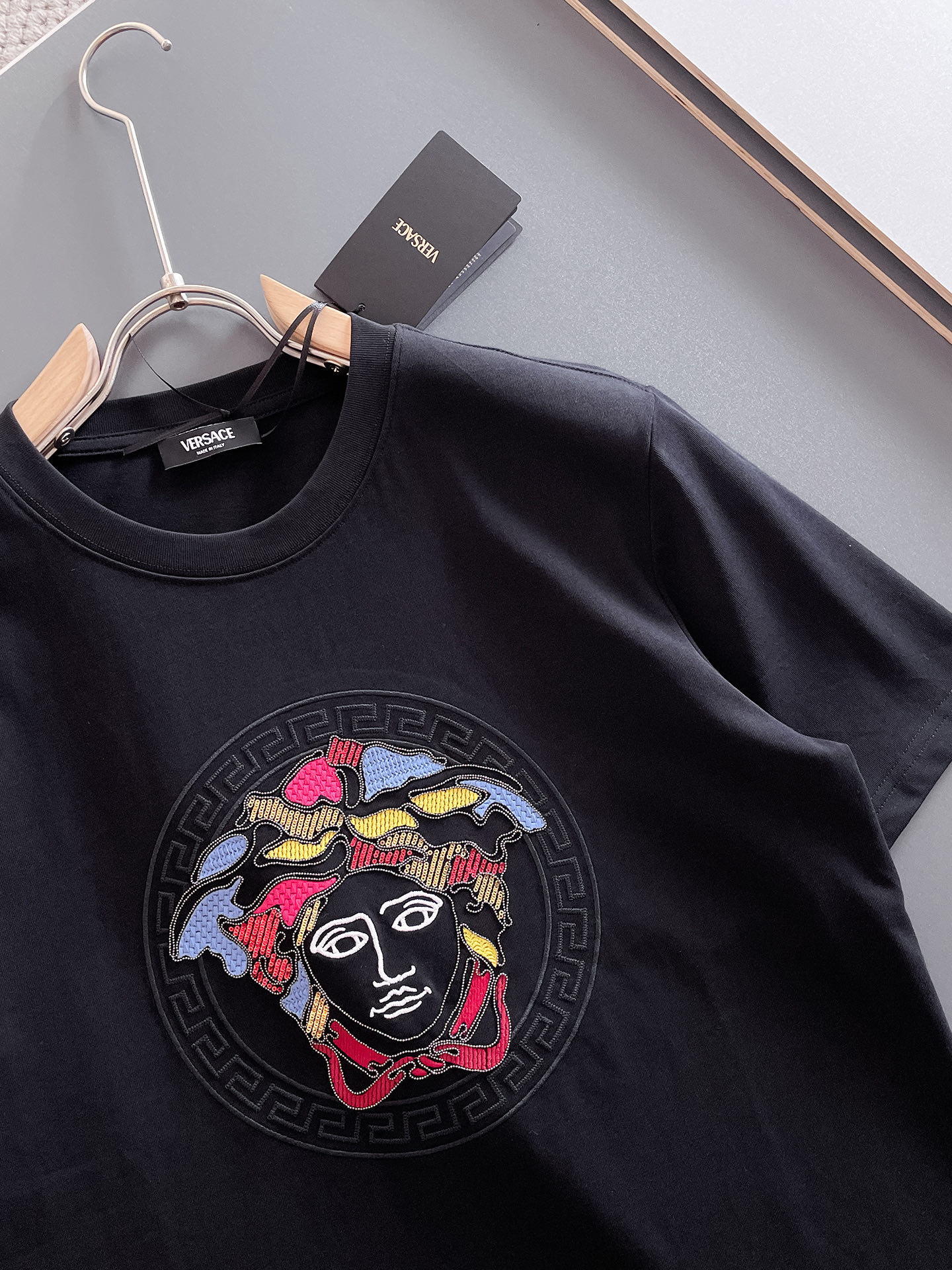  范思*Versace 25SS春夏新款首发专柜最新款短袖圆领T恤 高端订制 设计前卫时尚！品牌logo