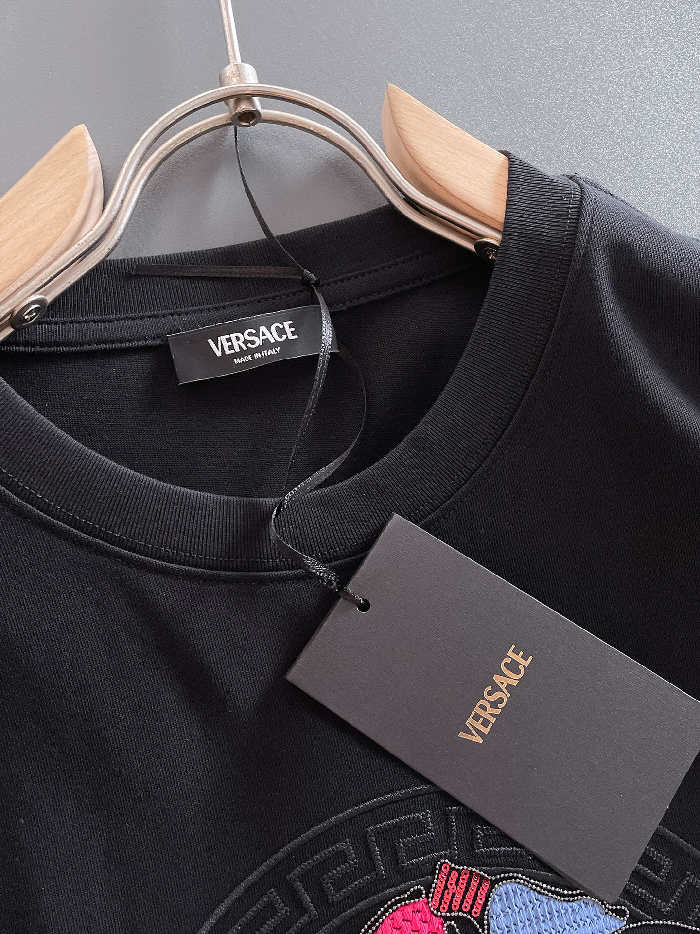  范思*Versace 25SS春夏新款首发专柜最新款短袖圆领T恤 高端订制 设计前卫时尚！品牌logo