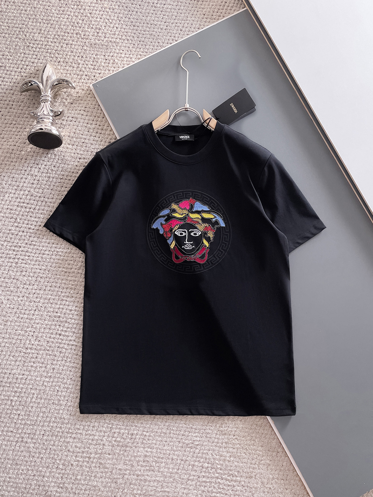  范思*Versace 25SS春夏新款首发专柜最新款短袖圆领T恤 高端订制 设计前卫时尚！品牌logo