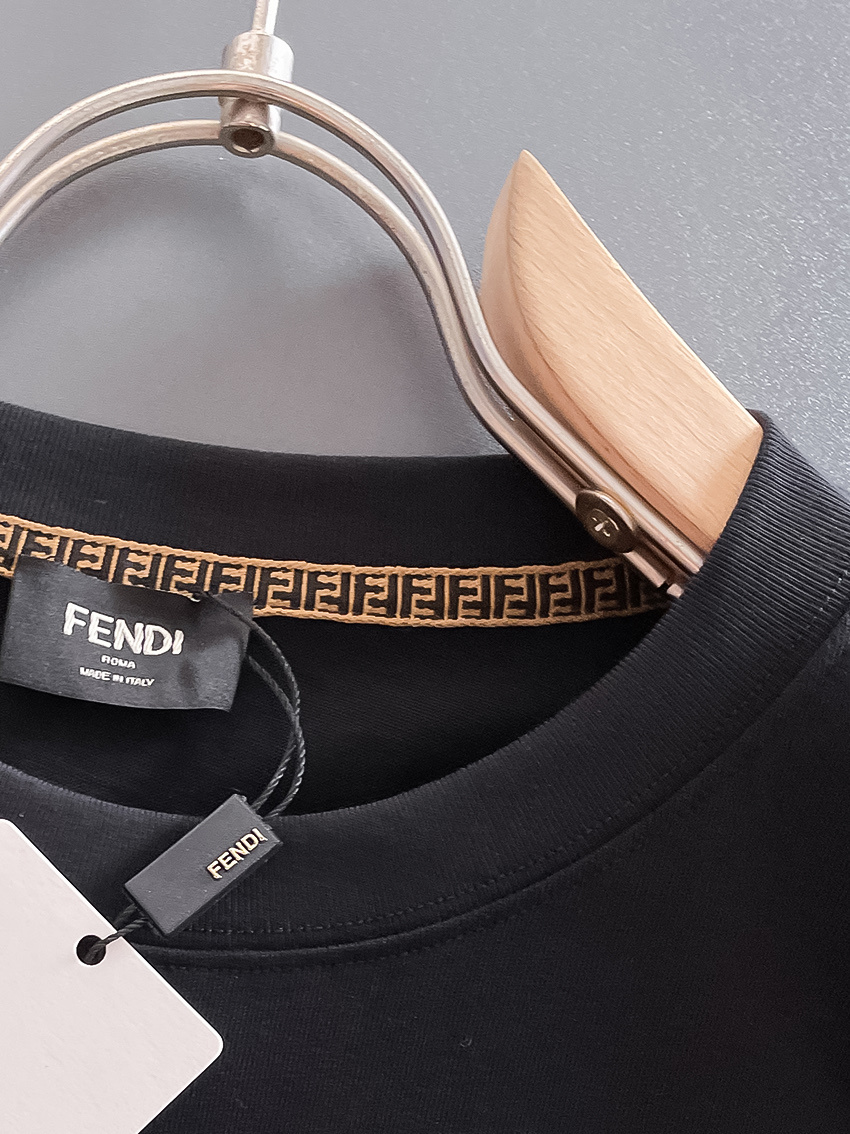 芬*Fendi 25SS春夏新款首发专柜最新款短袖圆领T恤 高端订制 设计前卫时尚!品牌logo重工艺