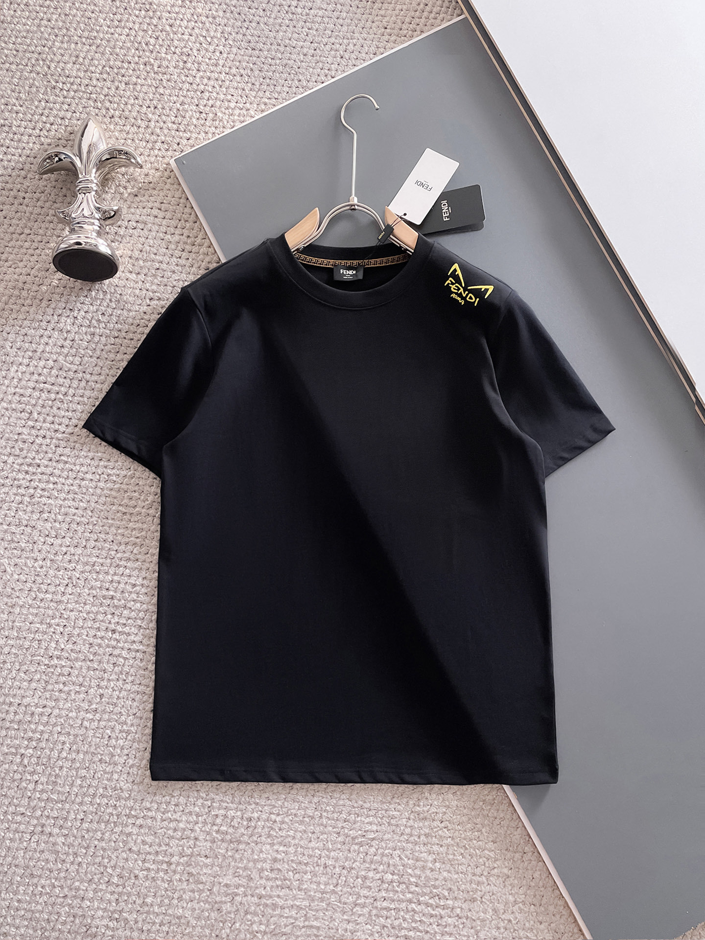 芬*Fendi 25SS春夏新款首发专柜最新款短袖圆领T恤 高端订制 设计前卫时尚!品牌logo重工艺
