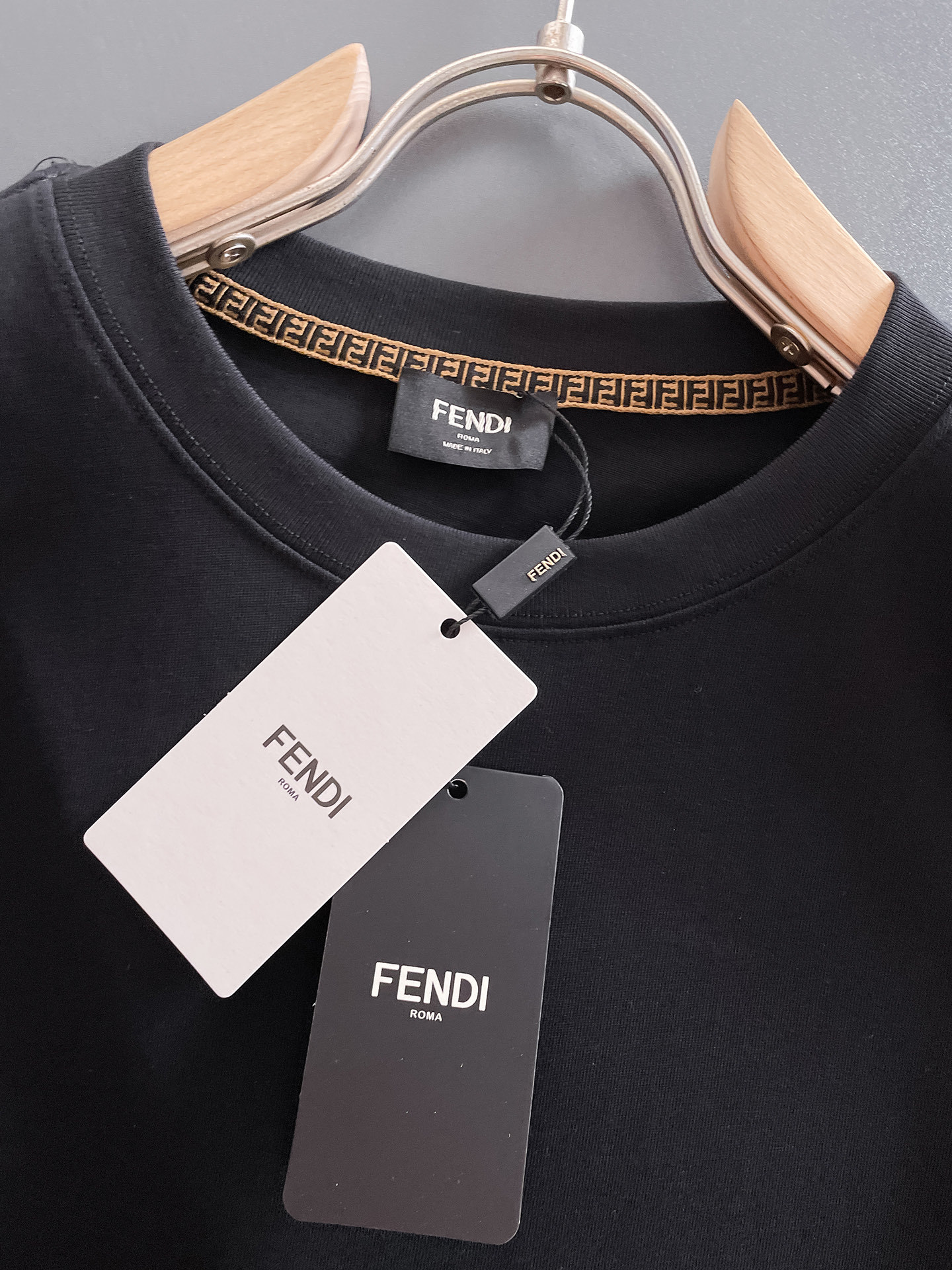 芬*Fendi 25SS春夏新款首发专柜最新款短袖圆领T恤 高端订制 设计前卫时尚!品牌logo重工艺