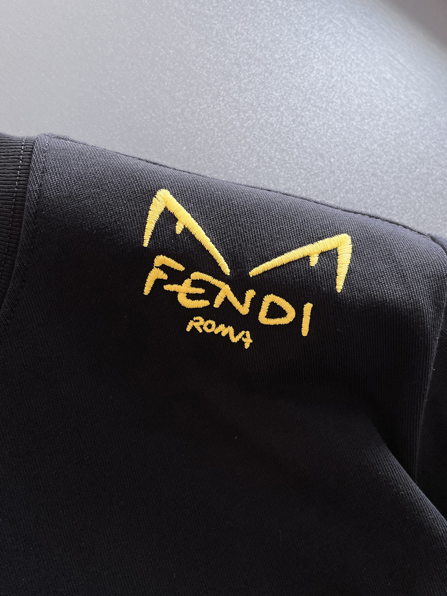芬*Fendi 25SS春夏新款首发专柜最新款短袖圆领T恤 高端订制 设计前卫时尚!品牌logo重工艺