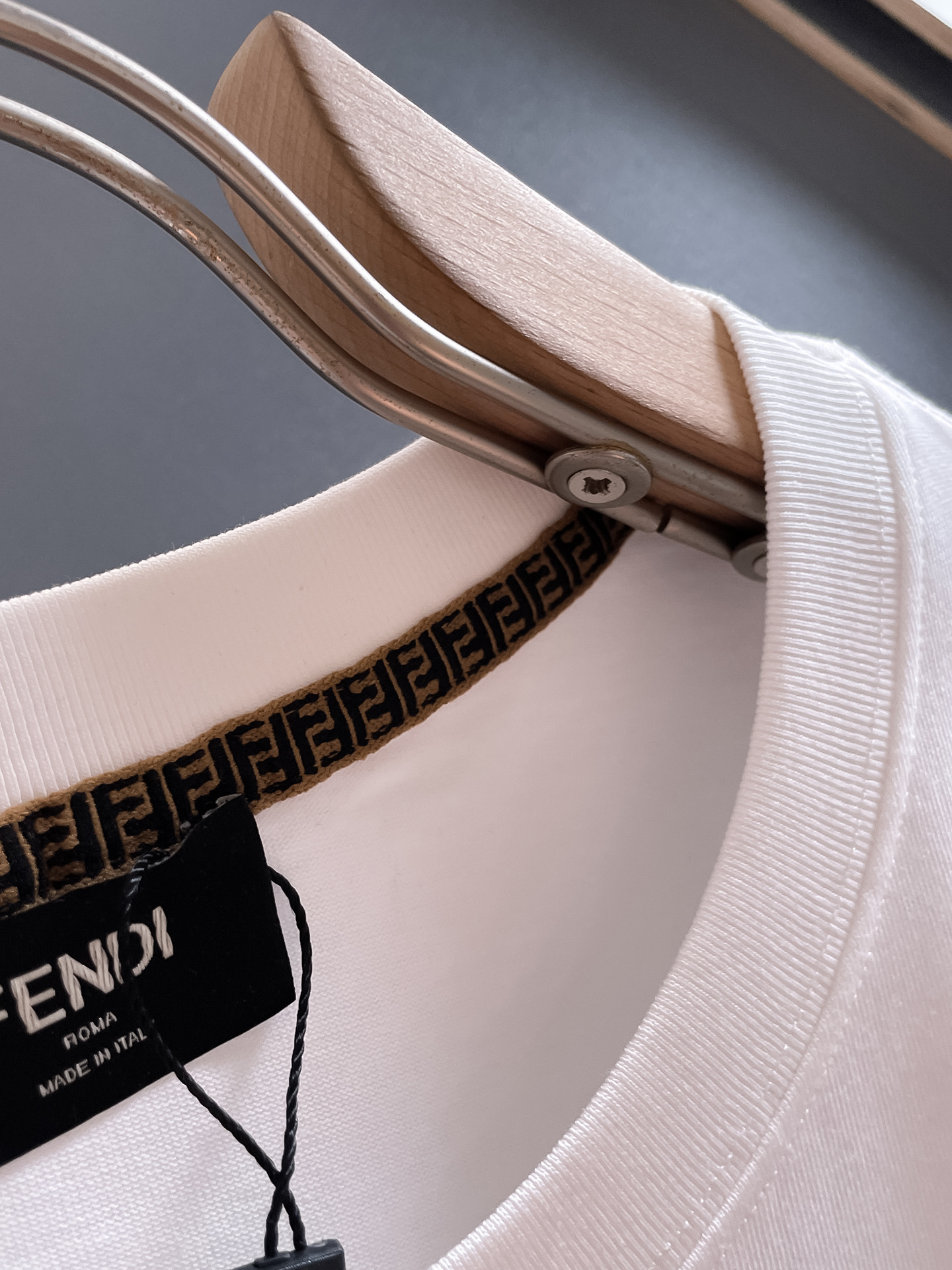 芬*Fendi 25SS春夏新款首发专柜最新款短袖圆领T恤 高端订制 设计前卫时尚!品牌logo重工艺