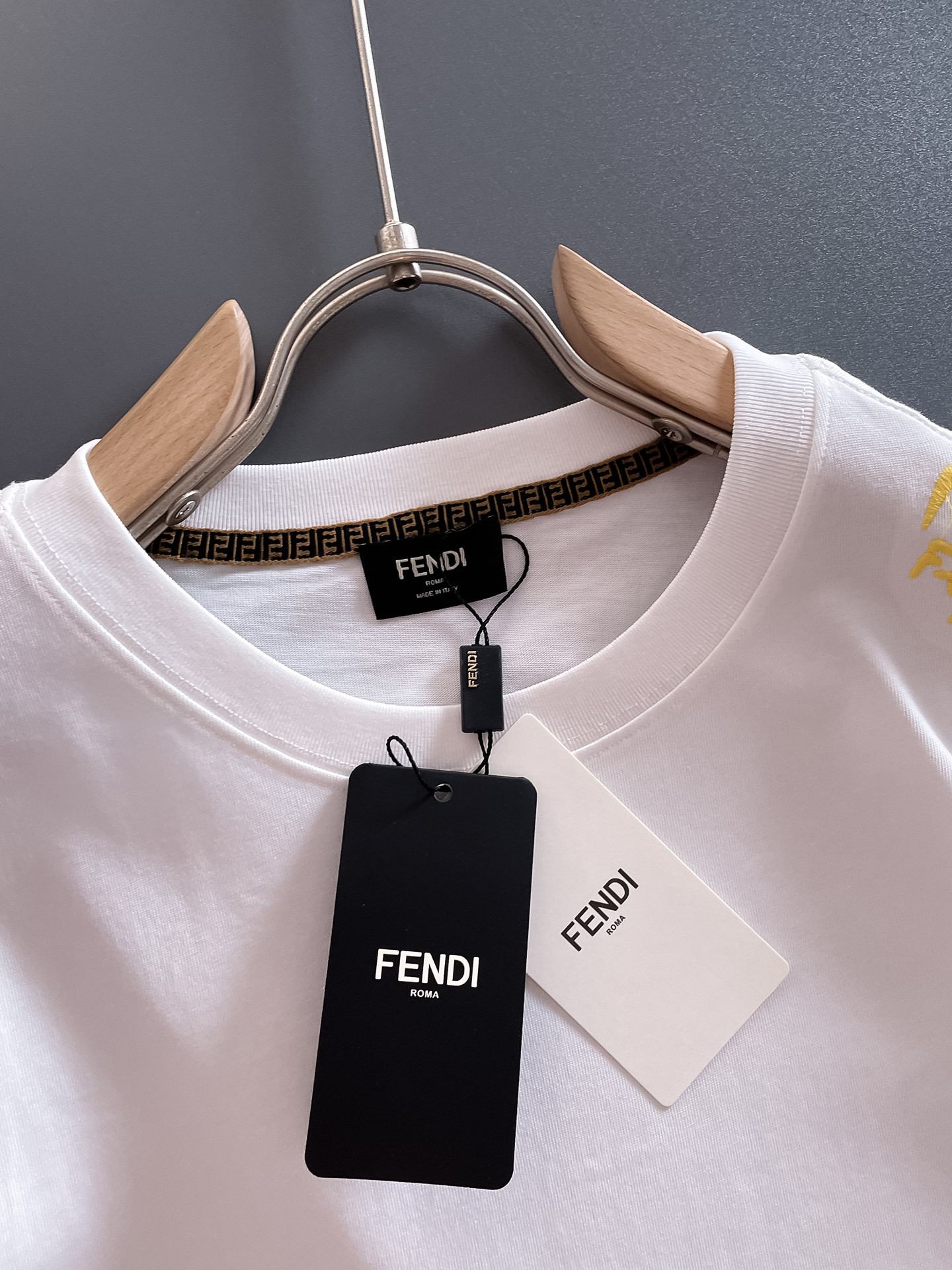 芬*Fendi 25SS春夏新款首发专柜最新款短袖圆领T恤 高端订制 设计前卫时尚!品牌logo重工艺