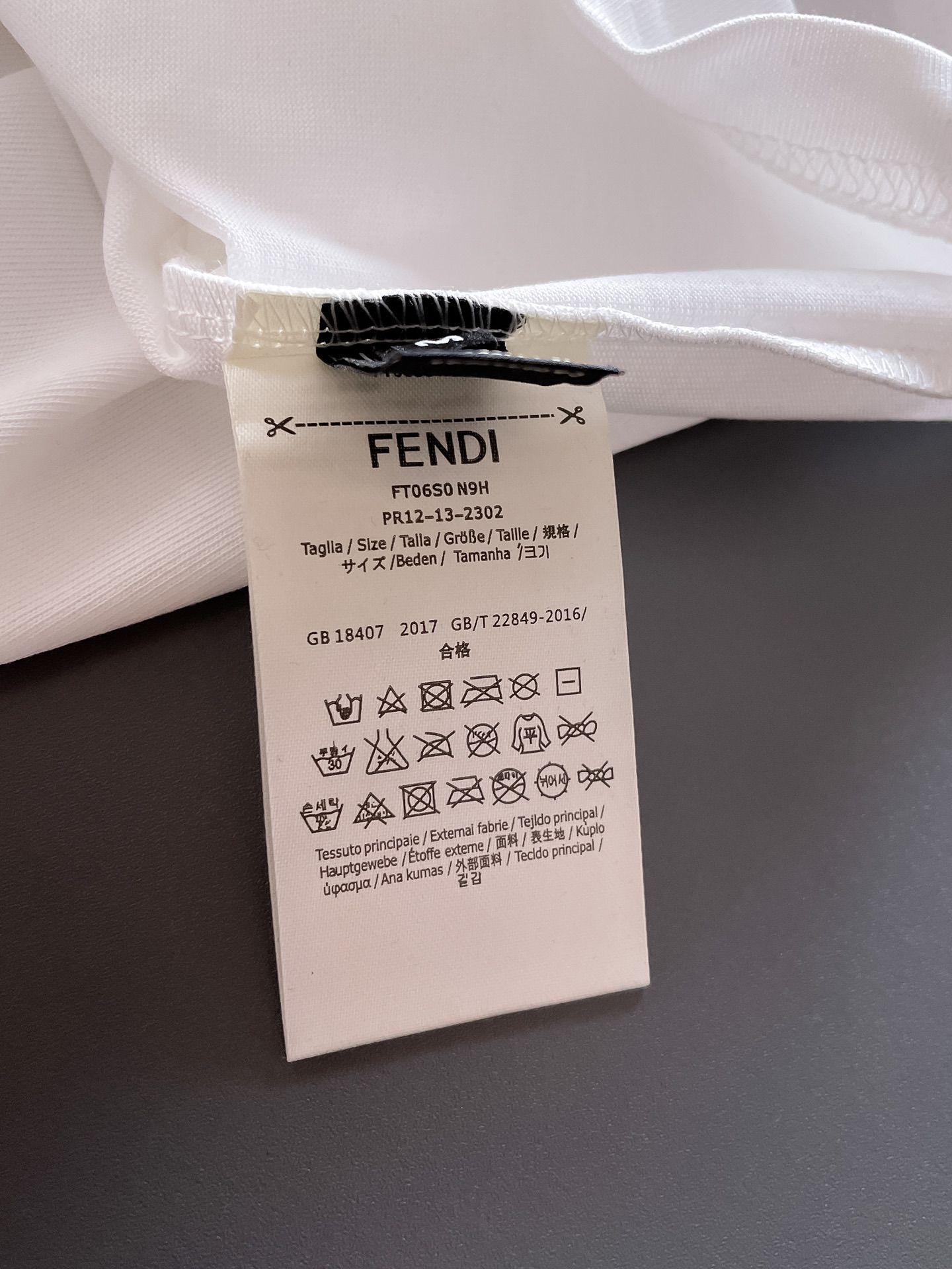 芬*Fendi 25SS春夏新款首发专柜最新款短袖圆领T恤 高端订制 设计前卫时尚!品牌logo重工艺