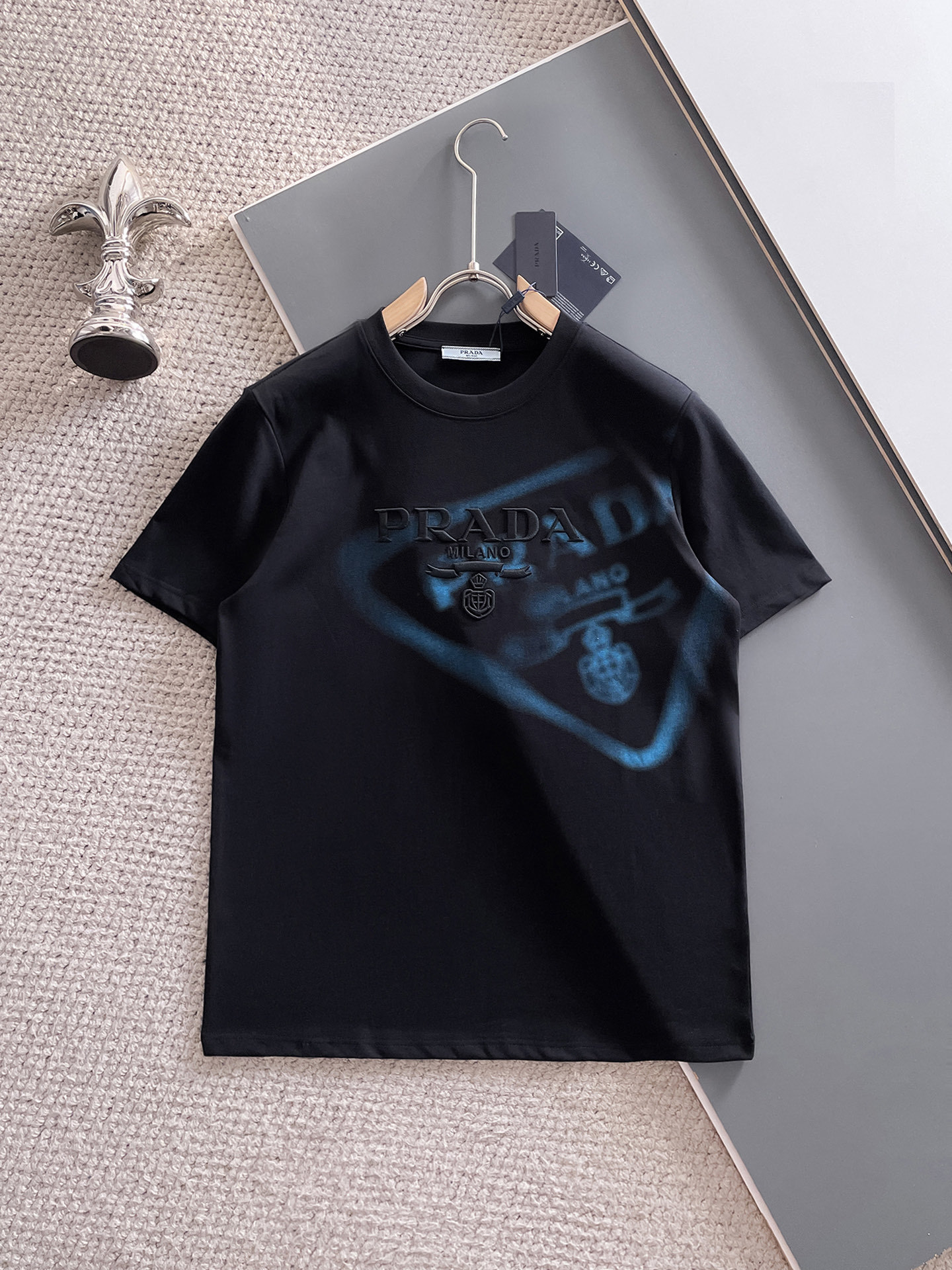 普拉*Prada 25SS春夏新款首发专柜最新款短袖圆领T恤 高端订制 设计前卫时尚!品牌logo重工