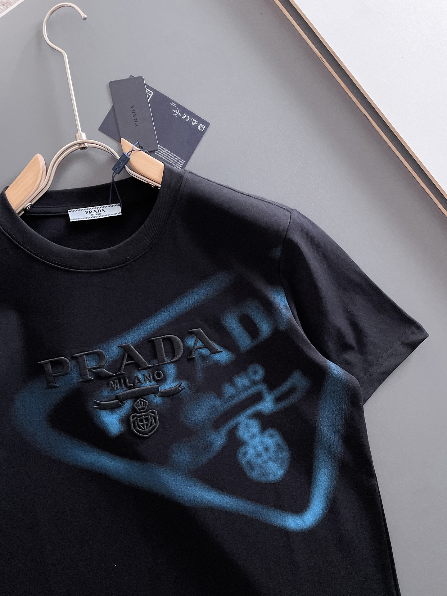 普拉*Prada 25SS春夏新款首发专柜最新款短袖圆领T恤 高端订制 设计前卫时尚!品牌logo重工