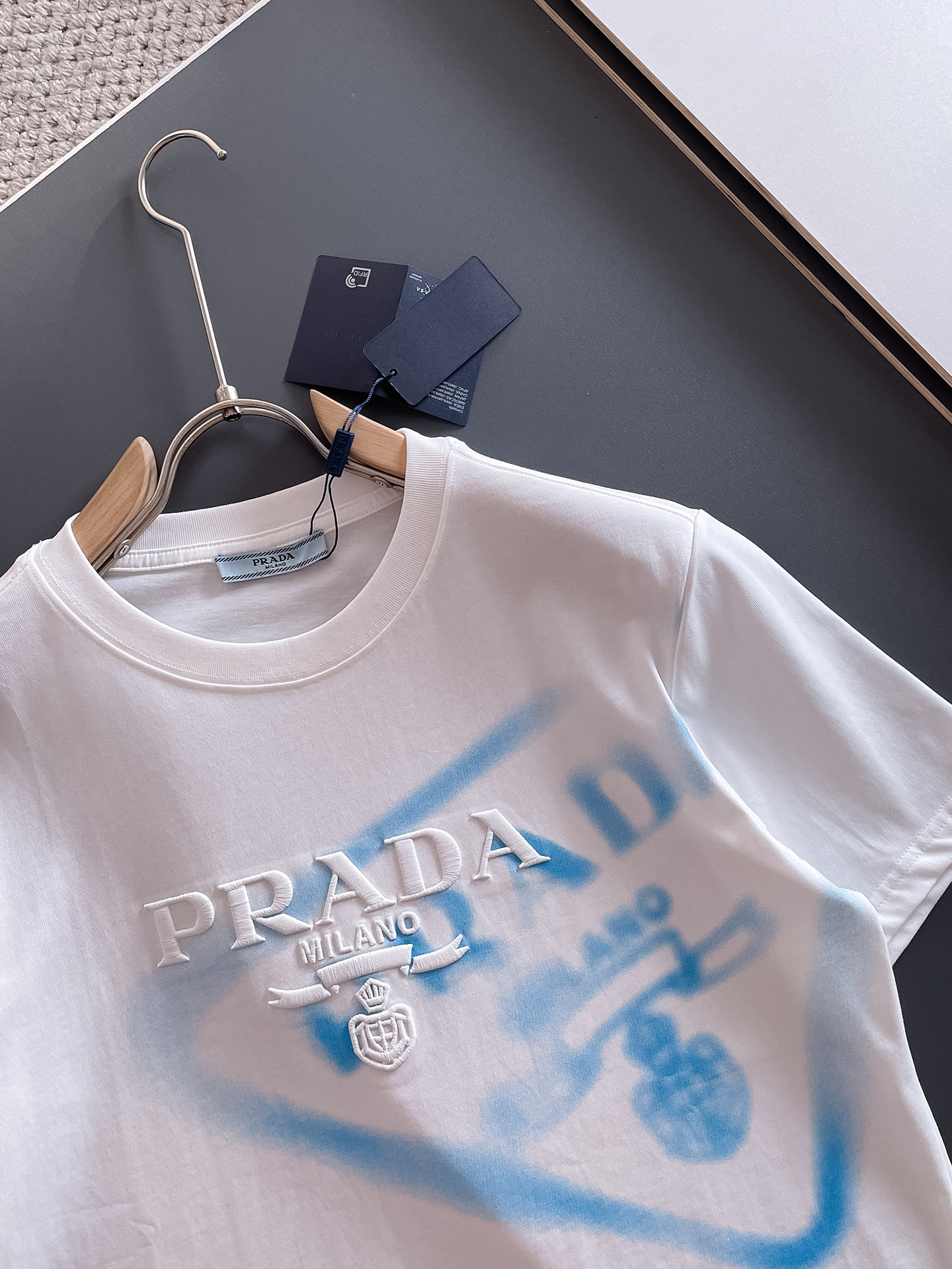 普拉*Prada 25SS春夏新款首发专柜最新款短袖圆领T恤 高端订制 设计前卫时尚!品牌logo重工