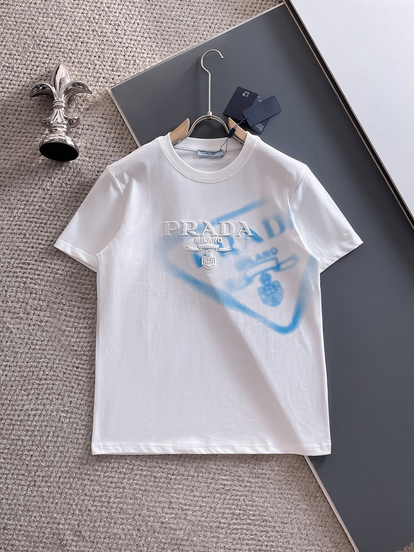 普拉*Prada 25SS春夏新款首发专柜最新款短袖圆领T恤 高端订制 设计前卫时尚!品牌logo重工