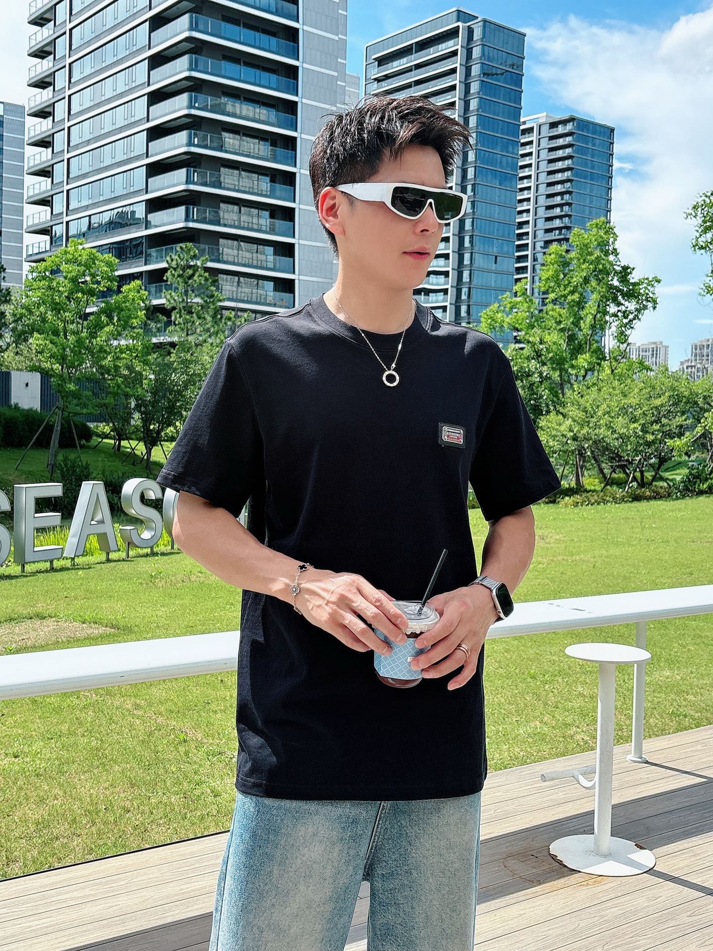 NO:515706,Burberry 25SS spring and summer new style first-time counter latest short-sleeved round-neck T-shirt, high-end customization, avant-garde and fashionable design!  Brand logo heavy craft design, high-end custom fabric, soft feel, comfortable to wear, imported high-end fabrics are very delicate, the details and craftsmanship are exquisite, the counter-level exquisite car line, fine workmanship, extremely shaping item, any fashion can be matched with, the style is super good. The must-have item for trendy men. Color white and black Size S-XXL Size reference S-Size shoulder width 45 bust 101 length 68 M size shoulder width 46 bust 105 long 70 L size shoulder width 47 bust 109 long 72 XL size shoulder width 48 bust 113 long 74 XXL size shoulder width 49 bust 117 long 76, burberry, burberry, T-shirt,tees, t-shirt,alexander wang19860909巴宝*Burberry 25SS春夏新款首发专柜最新款短袖圆领T恤 高端订制 设计前卫时尚！品牌logo重工艺设计,高端定制面料,手感柔软,穿着舒适,客供进口高档面料质感非常细腻,细节工艺精湛考究,专柜级别精致车线,做工精细,塑造性极高的一款单品,任何时装都可以搭配,版型超级好 潮男必备单品 颜色白色、黑色 尺码S-XXL 尺寸参考 S码肩宽45胸围101衣长68 M码肩宽46胸围105衣长70 L码肩宽47胸围109衣长72 XL码肩宽48胸围113衣长74 XXL码肩宽49胸围117衣长76,,burberry,burberry,T-shirt,tees，t-shirt,alexander wang,Men's clothing