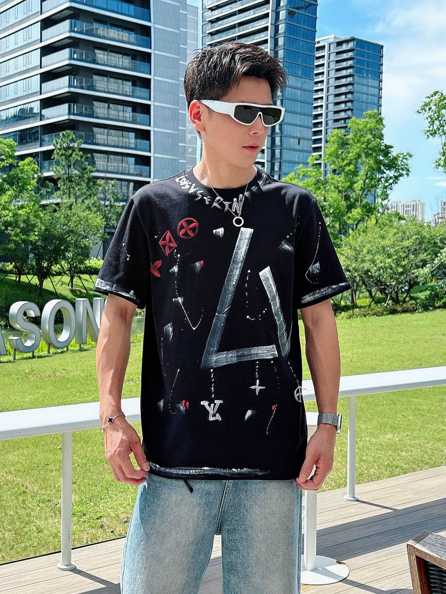 NO:515708,LouisVision*1V 25SS spring and summer new model first-time counter latest short-sleeved round neck T-shirt, hand-painted high-end customization, avant-garde and fashionable design!  Brand logo heavy craft design, high-end custom fabric, soft feel, comfortable to wear, imported high-end fabrics are very delicate, the details are exquisite and exquisite, the counter-level exquisite car line, fine workmanship, extremely shaping item, any fashion can be matched with, the style is super good. The must-have item for trendy men. Color white and black Size S-XXL Size reference S-Size shoulder width 45 bust 101 length 68 M size shoulder width 46 bust 105 long 70 L size shoulder width 47 bust 109 long 72 XL size shoulder width 48 bust 113 long 74 XXL size shoulder width 49 bust 117 long 76, louis vuitton, T-shirt,tees, t-shirt,alexander wang19860909路易威*1V 25SS春夏新款首发专柜最新款短袖圆领T恤 手绘高端订制 设计前卫时尚！品牌logo重工艺设计,高端定制面料,手感柔软,穿着舒适,客供进口高档面料质感非常细腻,细节工艺精湛考究,专柜级别精致车线,做工精细,塑造性极高的一款单品,任何时装都可以搭配,版型超级好 潮男必备单品 颜色白色、黑色 尺码S-XXL 尺寸参考 S码肩宽45胸围101衣长68 M码肩宽46胸围105衣长70 L码肩宽47胸围109衣长72 XL码肩宽48胸围113衣长74 XXL码肩宽49胸围117衣长76,,louis vuitton,T-shirt,tees，t-shirt,alexander wang,Men's clothing