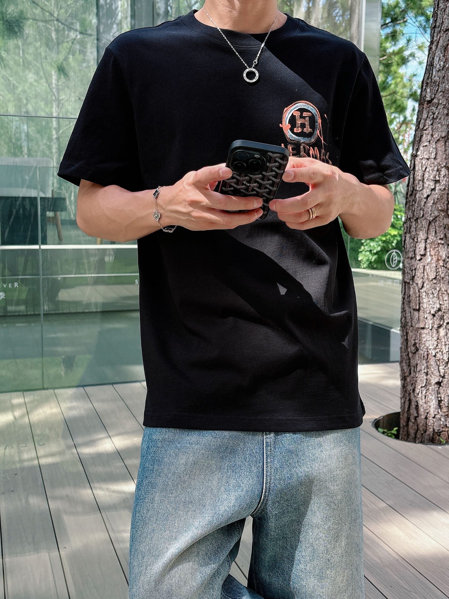 NO:515711,Aima*Hermes 25SS spring and summer new style first-time counter latest short-sleeved round neck T-shirt, hand-painted high-end customization, avant-garde and fashionable design!  Brand logo heavy craft design, high-end custom fabric, soft feel, comfortable to wear, imported high-end fabrics are very delicate, the details and craftsmanship are exquisite, the counter-level exquisite car line, fine workmanship, extremely shaping item, any fashion can be matched with, the style is super good. The must-have item for trendy men. Color white and black Size S-XXL Size reference S-Size shoulder width 45 bust 101 length 68 M size shoulder width 46 bust 105 long 70 L size shoulder width 47 bust 109 long 72 XL size shoulder width 48 bust 113 long 74 XXL size shoulder width 49 bust 117 long 76, hermes, hermes, T-shirt,tees, t-shirt,alexander wang19860909爱马*Hermes 25SS春夏新款首发专柜最新款短袖圆领T恤 手绘高端订制 设计前卫时尚！品牌logo重工艺设计,高端定制面料,手感柔软,穿着舒适,客供进口高档面料质感非常细腻,细节工艺精湛考究,专柜级别精致车线,做工精细,塑造性极高的一款单品,任何时装都可以搭配,版型超级好 潮男必备单品 颜色白色、黑色 尺码S-XXL 尺寸参考 S码肩宽45胸围101衣长68 M码肩宽46胸围105衣长70 L码肩宽47胸围109衣长72 XL码肩宽48胸围113衣长74 XXL码肩宽49胸围117衣长76,,hermes,hermes,T-shirt,tees，t-shirt,alexander wang,Men's clothing