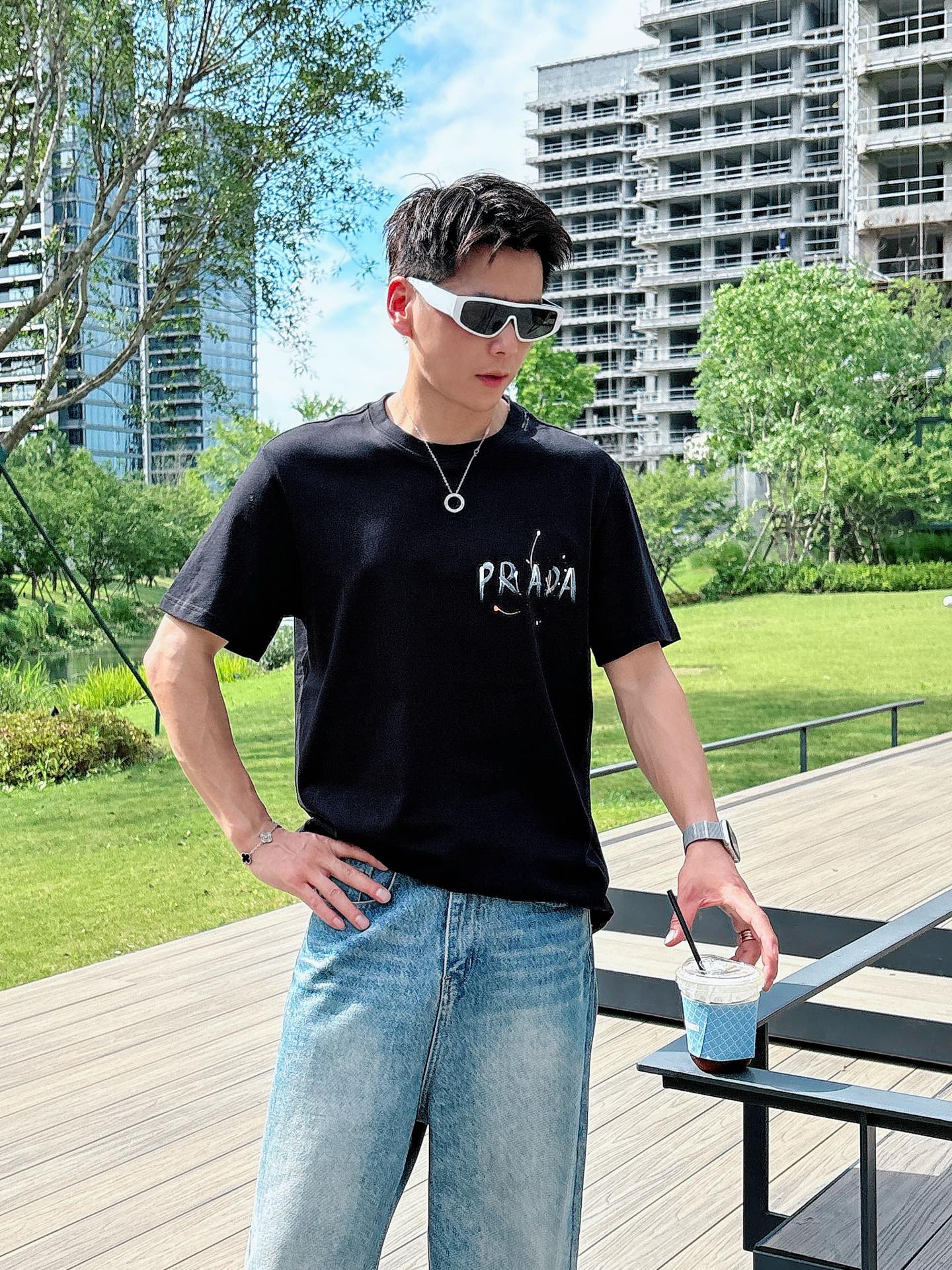 NO:515713,Prada 25SS spring and summer new style first-time counter latest short-sleeved round neck T-shirt, hand-painted high-end customization, avant-garde and fashionable design!  Brand logo heavy craft design, high-end custom fabric, soft feel, comfortable to wear, imported high-end fabrics are very delicate, the details and craftsmanship are exquisite, the counter-level exquisite car line, fine workmanship, extremely shaping, a single item, can be matched with any fashion, the style is super good. A must-have item for trendy men. Color white and black Size S-XXL Size reference S-Shoulder width 45 bust 101 length 68 M size shoulder width 46 bust 105 long 70 L size shoulder width 47 bust 109 long 72 XL size shoulder width 48 bust 113 long 74 XXL size shoulder width 49 bust 117 long 76, prada, prada, T-shirt,tees, t-shirt,alexander wang19860909普拉*Prada 25SS春夏新款首发专柜最新款短袖圆领T恤 手绘高端订制 设计前卫时尚！品牌logo重工艺设计,高端定制面料,手感柔软,穿着舒适,客供进口高档面料质感非常细腻,细节工艺精湛考究,专柜级别精致车线,做工精细,塑造性极高的一款单品,任何时装都可以搭配,版型超级好 潮男必备单品 颜色白色、黑色 尺码S-XXL 尺寸参考 S码肩宽45胸围101衣长68 M码肩宽46胸围105衣长70 L码肩宽47胸围109衣长72 XL码肩宽48胸围113衣长74 XXL码肩宽49胸围117衣长76,,prada,prada,T-shirt,tees，t-shirt,alexander wang,Men's clothing