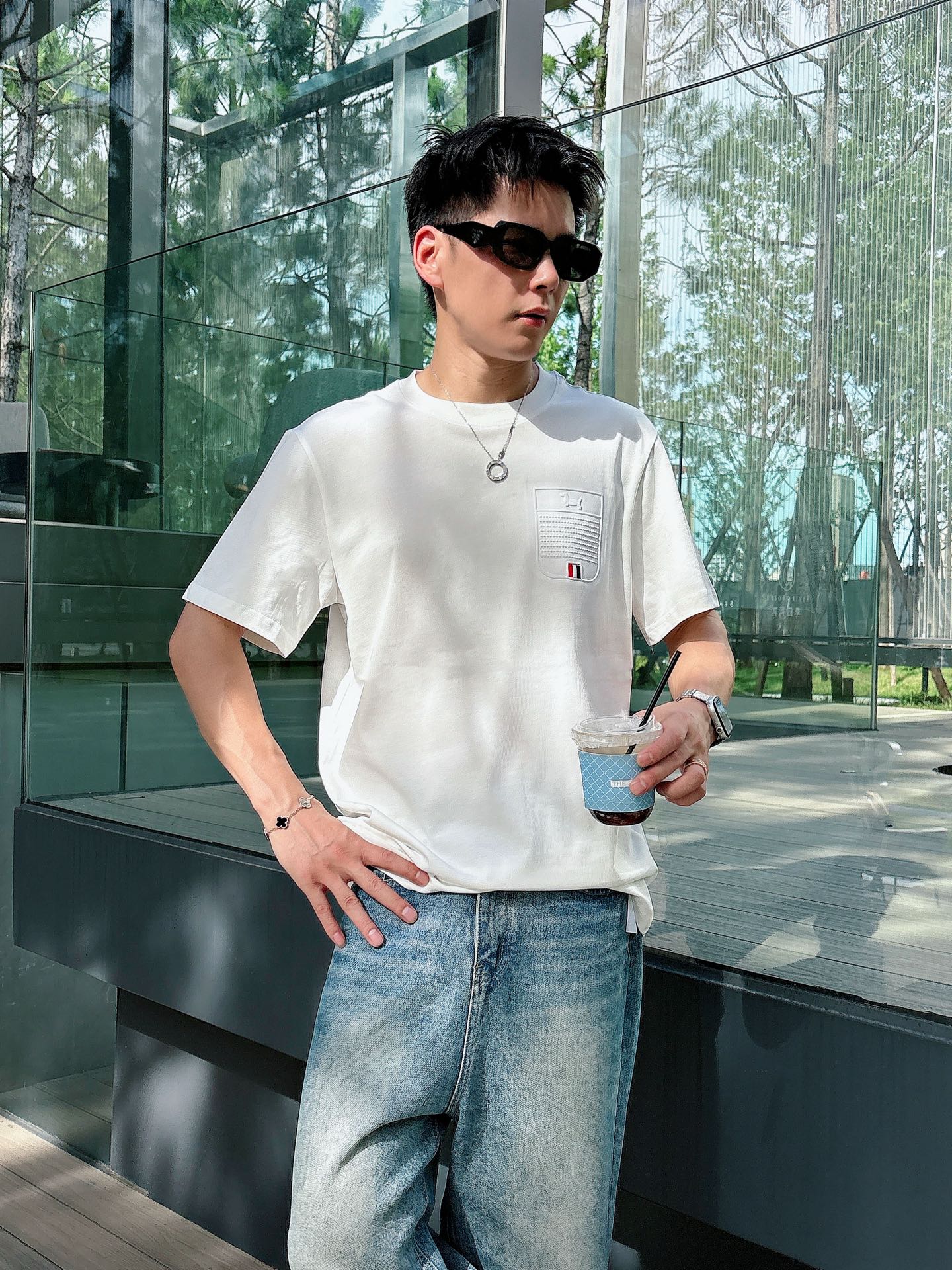 NO:444367,THOM BROWNE 25SS spring and summer new style first-time counter latest short-sleeved round neck T-shirt, high-end customization, avant-garde and fashionable design!  Brand logo heavy craft design, high-end custom fabric, soft feel, comfortable to wear, imported high-end fabrics are very delicate, the details are exquisite and exquisite, the counter-level exquisite car line, fine workmanship, extremely shaping item, any fashion can be matched with, the style is super good. The must-have item for trendy men. Color white and black Size S-XXL Size reference S-Size shoulder width 45 bust 101 length 68 M-Size shoulder width 46 bust 105 long 70 L-Size shoulder width 47 bust 109 long 72 XL-Size shoulder width 48 bust 113 long 74 XXL-Size shoulder width 49 bust 117 long 76, T-shirt,tees,t-shirt,alexander wang19860909THOM BROWNE 25SS春夏新款首发专柜最新款短袖圆领T恤 高端订制 设计前卫时尚！品牌logo重工艺设计,高端定制面料,手感柔软,穿着舒适,客供进口高档面料质感非常细腻,细节工艺精湛考究,专柜级别精致车线,做工精细,塑造性极高的一款单品,任何时装都可以搭配,版型超级好 潮男必备单品 颜色白色、黑色 尺码S-XXL 尺寸参考 S码肩宽45胸围101衣长68 M码肩宽46胸围105衣长70 L码肩宽47胸围109衣长72 XL码肩宽48胸围113衣长74 XXL码肩宽49胸围117衣长76,,T-shirt,tees，t-shirt,alexander wang,Men's clothing