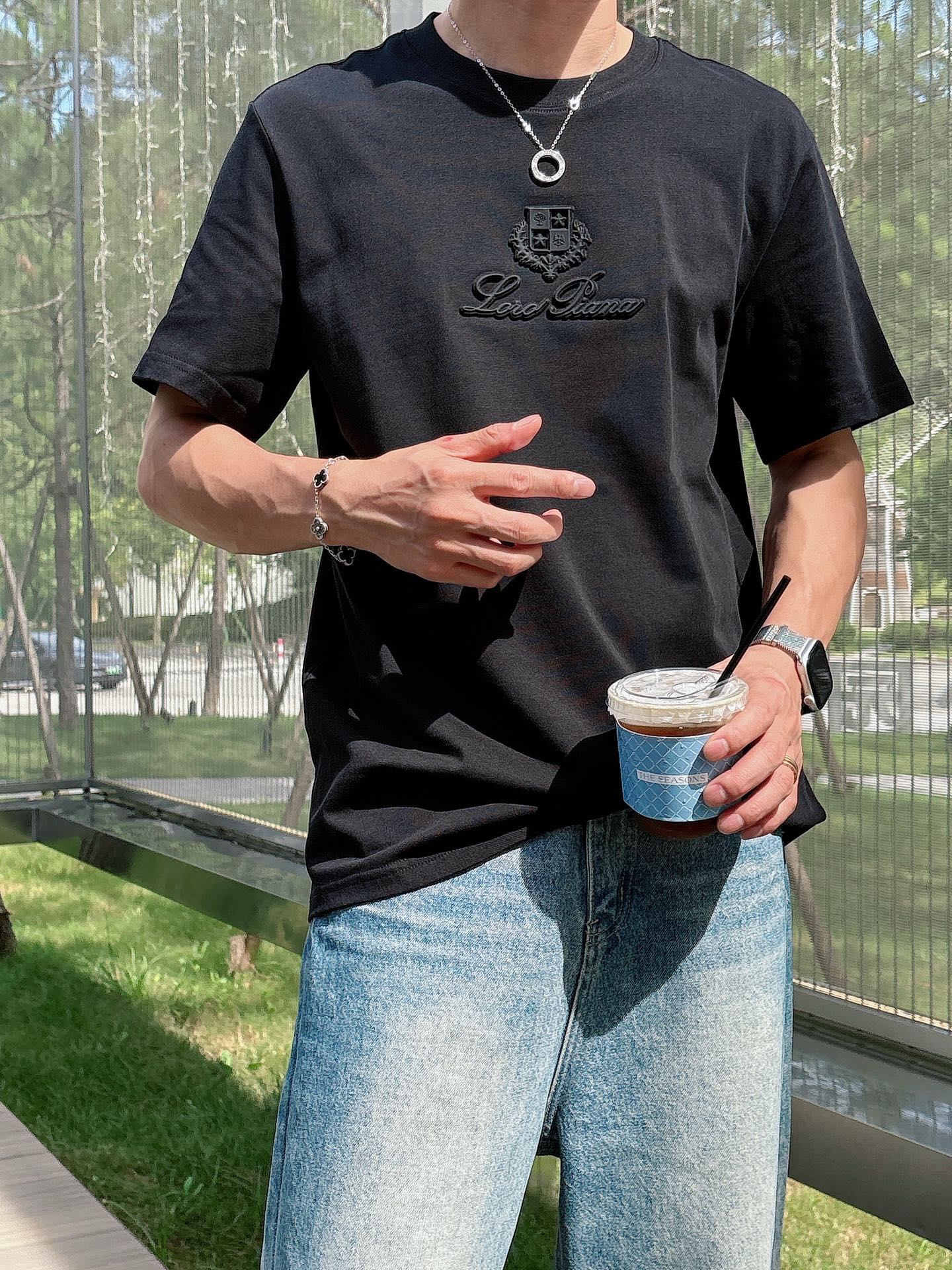 NO:515721,Loro Piana Nouyou Pianya 25SS spring and summer new first-time counter latest short-sleeved round-neck T-shirt, high-end customization, avant-garde and fashionable design!  Brand logo heavy craft design, high-end custom fabric, soft feel, comfortable to wear, imported high-end fabrics are very delicate, the details are exquisite and exquisite, the counter-level exquisite car line, fine workmanship, extremely shaping item, any fashion can be matched with, the style is super good. The must-have item for trendy men. Color white and black Size S-XXL Size reference S-Shoulder width 45 bust 101 length 68 M size shoulder width 46 bust 105 long 70 L size shoulder width 47 bust 109 long 72 XL size shoulder width 48 bust 113 long 74 XXL size shoulder width 49 bust 117 long 76, loro piano, T-shirt,tees, t-shirt,alexander wang19860909Loro Piana诺悠翩雅 25SS春夏新款首发专柜最新款短袖圆领T恤 高端订制 设计前卫时尚！品牌logo重工艺设计,高端定制面料,手感柔软,穿着舒适,客供进口高档面料质感非常细腻,细节工艺精湛考究,专柜级别精致车线,做工精细,塑造性极高的一款单品,任何时装都可以搭配,版型超级好 潮男必备单品 颜色白色、黑色 尺码S-XXL 尺寸参考 S码肩宽45胸围101衣长68 M码肩宽46胸围105衣长70 L码肩宽47胸围109衣长72 XL码肩宽48胸围113衣长74 XXL码肩宽49胸围117衣长76,,loro piana,T-shirt,tees，t-shirt,alexander wang,Men's clothing