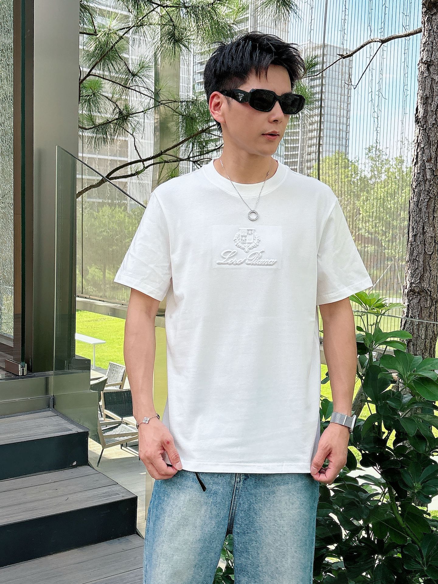 NO:444371,Loro Piana Nouyou Pianya 25SS spring and summer new first-time counter latest short-sleeved round-neck T-shirt, high-end customization, avant-garde and fashionable design!  Brand logo heavy craft design, high-end custom fabric, soft feel, comfortable to wear, imported high-end fabrics are very delicate, the details are exquisite and exquisite, the counter-level exquisite car line, fine workmanship, extremely shaping item, any fashion can be matched with, the style is super good. The must-have item for trendy men. Color white and black Size S-XXL Size reference S-Shoulder width 45 bust 101 length 68 M size shoulder width 46 bust 105 long 70 L size shoulder width 47 bust 109 long 72 XL size shoulder width 48 bust 113 long 74 XXL size shoulder width 49 bust 117 long 76, loro piano, T-shirt,tees, t-shirt,alexander wang19860909Loro Piana诺悠翩雅 25SS春夏新款首发专柜最新款短袖圆领T恤 高端订制 设计前卫时尚！品牌logo重工艺设计,高端定制面料,手感柔软,穿着舒适,客供进口高档面料质感非常细腻,细节工艺精湛考究,专柜级别精致车线,做工精细,塑造性极高的一款单品,任何时装都可以搭配,版型超级好 潮男必备单品 颜色白色、黑色 尺码S-XXL 尺寸参考 S码肩宽45胸围101衣长68 M码肩宽46胸围105衣长70 L码肩宽47胸围109衣长72 XL码肩宽48胸围113衣长74 XXL码肩宽49胸围117衣长76,,loro piana,T-shirt,tees，t-shirt,alexander wang,Men's clothing