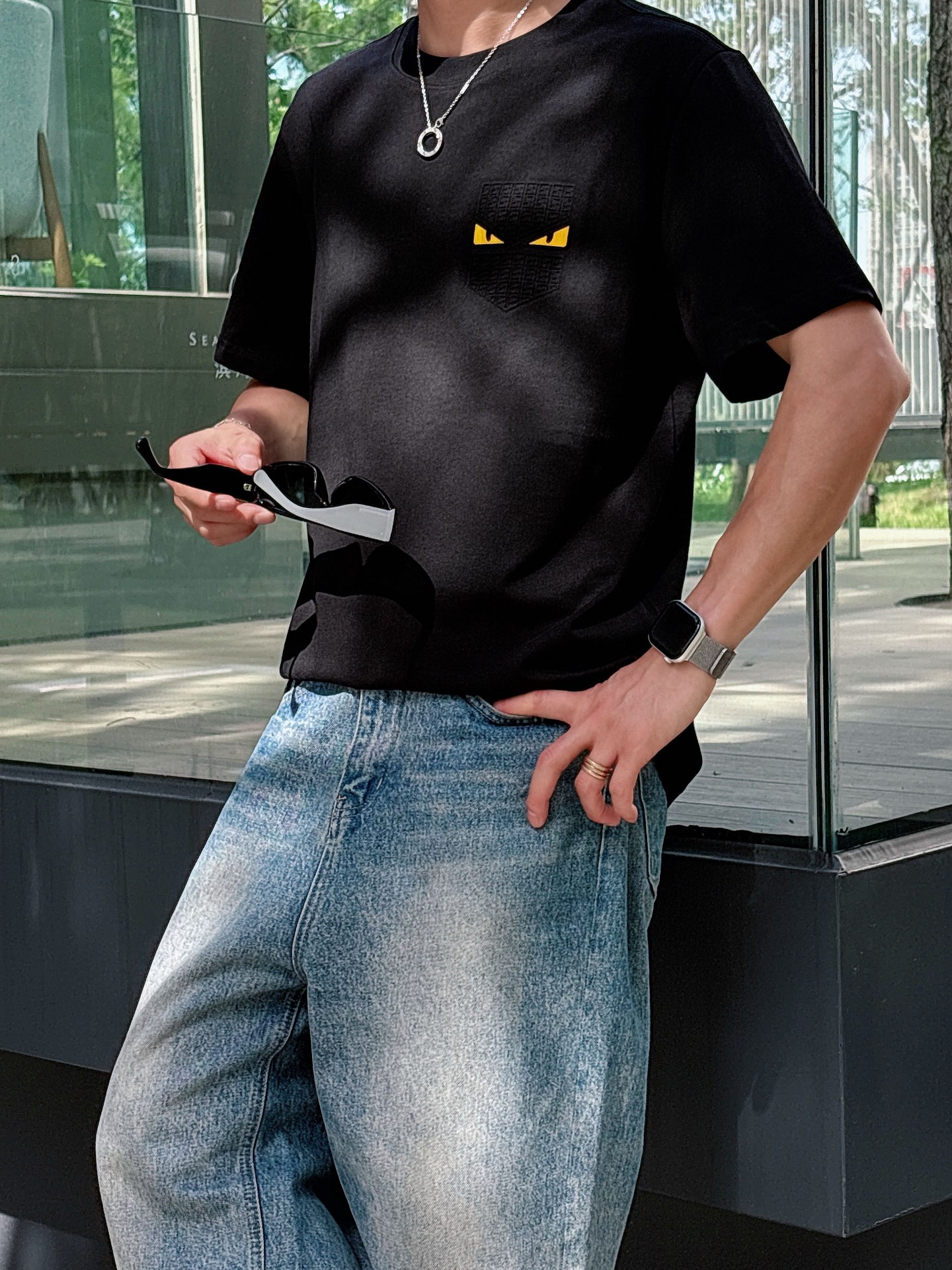 NO:444375,Fendi 25SS spring and summer new style first-time counter latest short-sleeved round-neck T-shirt, high-end customization, avant-garde and fashionable design!  Brand logo heavy craft design, high-end custom fabric, soft feel, comfortable to wear, imported high-end fabrics are very delicate, the details are exquisite and exquisite, the counter-level exquisite car line, fine workmanship, extremely shaping item, any fashion can be matched with, the style is super good. The must-have item for trendy men. Color white and black Size S-XXL Size reference S-Size shoulder width 45 bust 101 length 68 M size shoulder width 46 bust 105 long 70 L size shoulder width 47 bust 109 long 72 XL size shoulder width 48 bust 113 long 74 XXL size shoulder width 49 bust 117 long 76, fendi, T-shirt,tees, t-shirt,alexander wang19860909芬*Fendi 25SS春夏新款首发专柜最新款短袖圆领T恤 高端订制 设计前卫时尚！品牌logo重工艺设计,高端定制面料,手感柔软,穿着舒适,客供进口高档面料质感非常细腻,细节工艺精湛考究,专柜级别精致车线,做工精细,塑造性极高的一款单品,任何时装都可以搭配,版型超级好 潮男必备单品 颜色白色、黑色 尺码S-XXL 尺寸参考 S码肩宽45胸围101衣长68 M码肩宽46胸围105衣长70 L码肩宽47胸围109衣长72 XL码肩宽48胸围113衣长74 XXL码肩宽49胸围117衣长76,,fendi,T-shirt,tees，t-shirt,alexander wang,Men's clothing