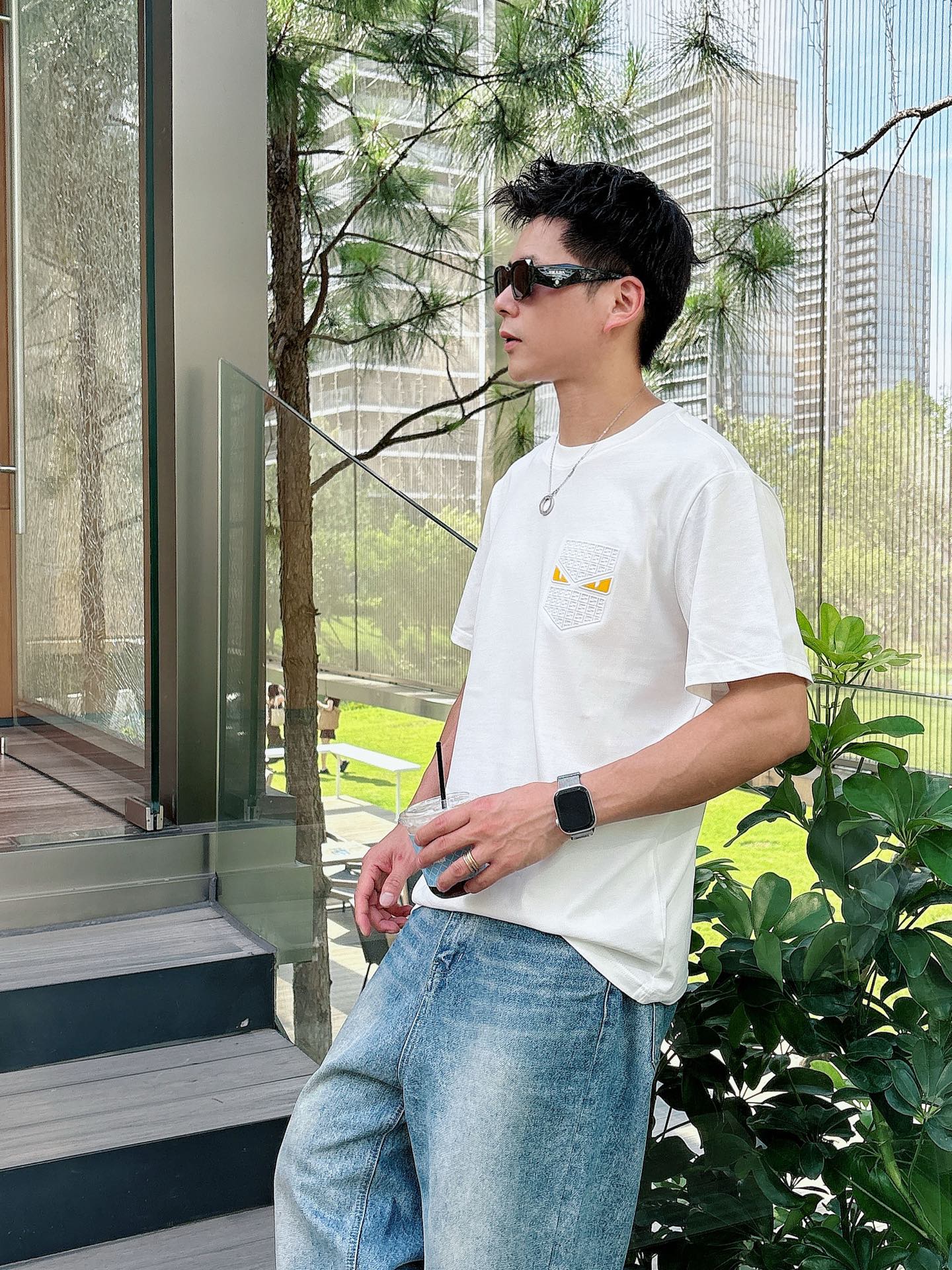 NO:444380,FENDI 25SS spring and summer new style first-time counter latest short-sleeved round-neck T-shirt, high-end customization, avant-garde and fashionable design!  Brand logo heavy craft design, high-end custom fabric, soft feel, comfortable to wear, imported high-end fabrics are very delicate, the details are exquisite and exquisite, the counter-level exquisite car line, fine workmanship, extremely shaping item, any fashion can be matched with, the style is super good. The must-have item for trendy men. Color white and black Size S-XXL Size reference S-Size shoulder width 45 bust 101 length 68 M size shoulder width 46 bust 105 long 70 L size shoulder width 47 bust 109 long 72 XL size shoulder width 48 bust 113 long 74 XXL size shoulder width 49 bust 117 long 76, fendi, T-shirt,tees, t-shirt,alexander wang19860909芬*FENDI 25SS春夏新款首发专柜最新款短袖圆领T恤 高端订制 设计前卫时尚！品牌logo重工艺设计,高端定制面料,手感柔软,穿着舒适,客供进口高档面料质感非常细腻,细节工艺精湛考究,专柜级别精致车线,做工精细,塑造性极高的一款单品,任何时装都可以搭配,版型超级好 潮男必备单品 颜色白色、黑色 尺码S-XXL 尺寸参考 S码肩宽45胸围101衣长68 M码肩宽46胸围105衣长70 L码肩宽47胸围109衣长72 XL码肩宽48胸围113衣长74 XXL码肩宽49胸围117衣长76,,fendi,T-shirt,tees，t-shirt,alexander wang,Men's clothing