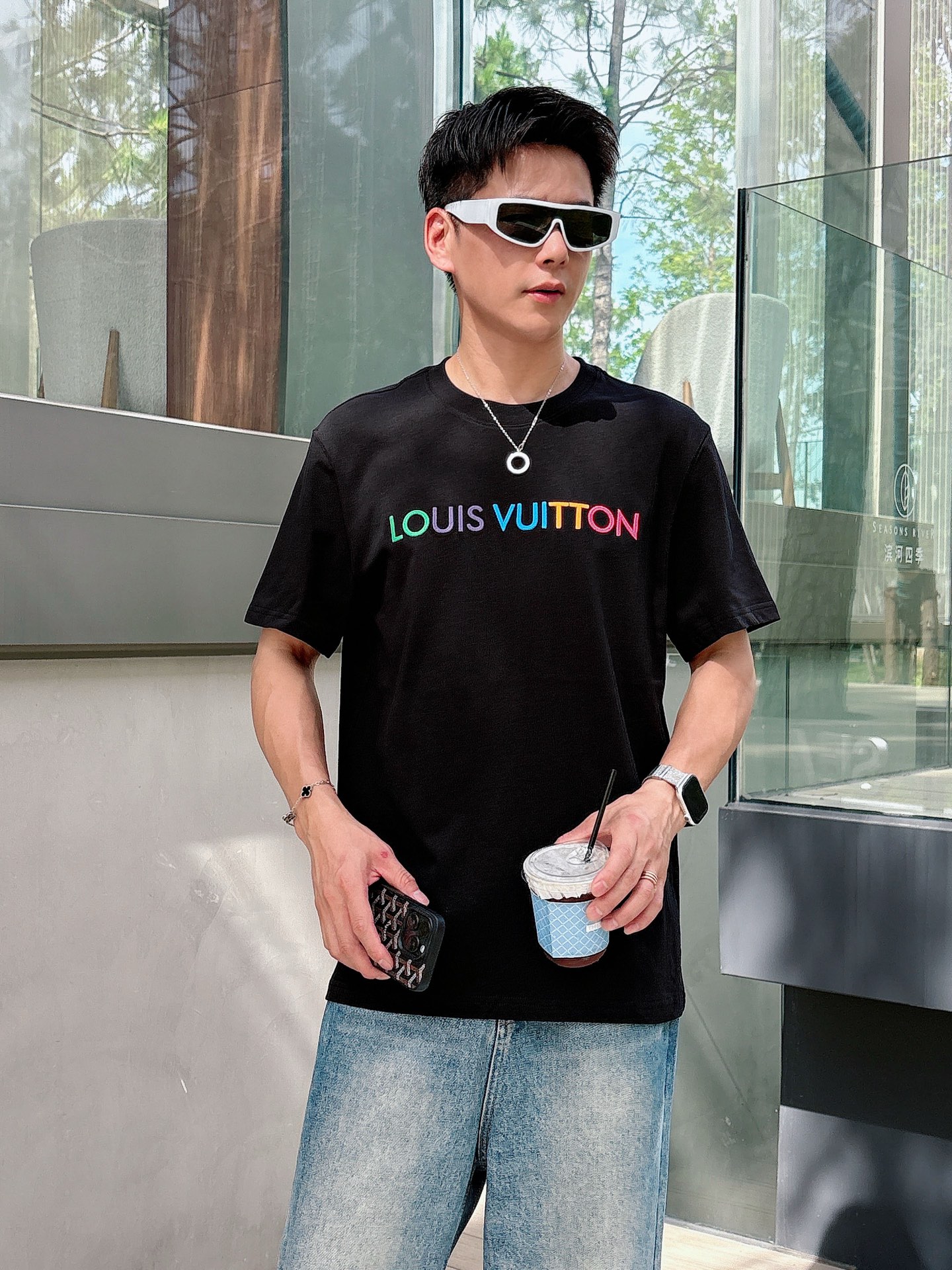 NO:515716,Louisville*1V 25SS spring and summer new model first-time counter latest short-sleeved round-neck T-shirt, high-end customization, avant-garde and fashionable design!  Brand logo heavy craft design, high-end custom fabric, soft feel, comfortable to wear, imported high-end fabrics are very delicate, the details are exquisite and exquisite, the counter-level exquisite car line, fine workmanship, extremely shaping item, any fashion can be matched with, the style is super good. The must-have item for trendy men. Color white and black Size S-XXL Size reference S-Size shoulder width 45 bust 101 length 68 M size shoulder width 46 bust 105 long 70 L size shoulder width 47 bust 109 long 72 XL size shoulder width 48 bust 113 long 74 XXL size shoulder width 49 bust 117 long 76, louis vuitton, T-shirt,tees, t-shirt,alexander wang19860909路易威*1V 25SS春夏新款首发专柜最新款短袖圆领T恤 高端订制 设计前卫时尚！品牌logo重工艺设计,高端定制面料,手感柔软,穿着舒适,客供进口高档面料质感非常细腻,细节工艺精湛考究,专柜级别精致车线,做工精细,塑造性极高的一款单品,任何时装都可以搭配,版型超级好 潮男必备单品 颜色白色、黑色 尺码S-XXL 尺寸参考 S码肩宽45胸围101衣长68 M码肩宽46胸围105衣长70 L码肩宽47胸围109衣长72 XL码肩宽48胸围113衣长74 XXL码肩宽49胸围117衣长76,,louis vuitton,T-shirt,tees，t-shirt,alexander wang,Men's clothing