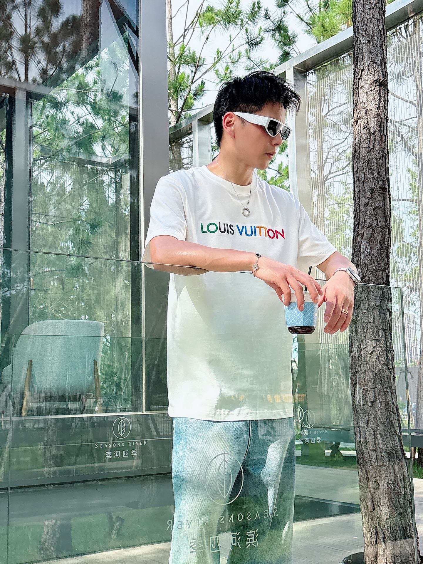 NO:444384,Louisville*1V 25SS spring and summer new model first-time counter latest short-sleeved round-neck T-shirt, high-end customization, avant-garde and fashionable design!  Brand logo heavy craft design, high-end custom fabric, soft feel, comfortable to wear, imported high-end fabrics are very delicate, the details are exquisite and exquisite, the counter-level exquisite car line, fine workmanship, extremely shaping item, any fashion can be matched with, the style is super good. The must-have item for trendy men. Color white and black Size S-XXL Size reference S-Size shoulder width 45 bust 101 length 68 M size shoulder width 46 bust 105 long 70 L size shoulder width 47 bust 109 long 72 XL size shoulder width 48 bust 113 long 74 XXL size shoulder width 49 bust 117 long 76, louis vuitton, T-shirt,tees, t-shirt,alexander wang19860909路易威*1V 25SS春夏新款首发专柜最新款短袖圆领T恤 高端订制 设计前卫时尚！品牌logo重工艺设计,高端定制面料,手感柔软,穿着舒适,客供进口高档面料质感非常细腻,细节工艺精湛考究,专柜级别精致车线,做工精细,塑造性极高的一款单品,任何时装都可以搭配,版型超级好 潮男必备单品 颜色白色、黑色 尺码S-XXL 尺寸参考 S码肩宽45胸围101衣长68 M码肩宽46胸围105衣长70 L码肩宽47胸围109衣长72 XL码肩宽48胸围113衣长74 XXL码肩宽49胸围117衣长76,,louis vuitton,T-shirt,tees，t-shirt,alexander wang,Men's clothing