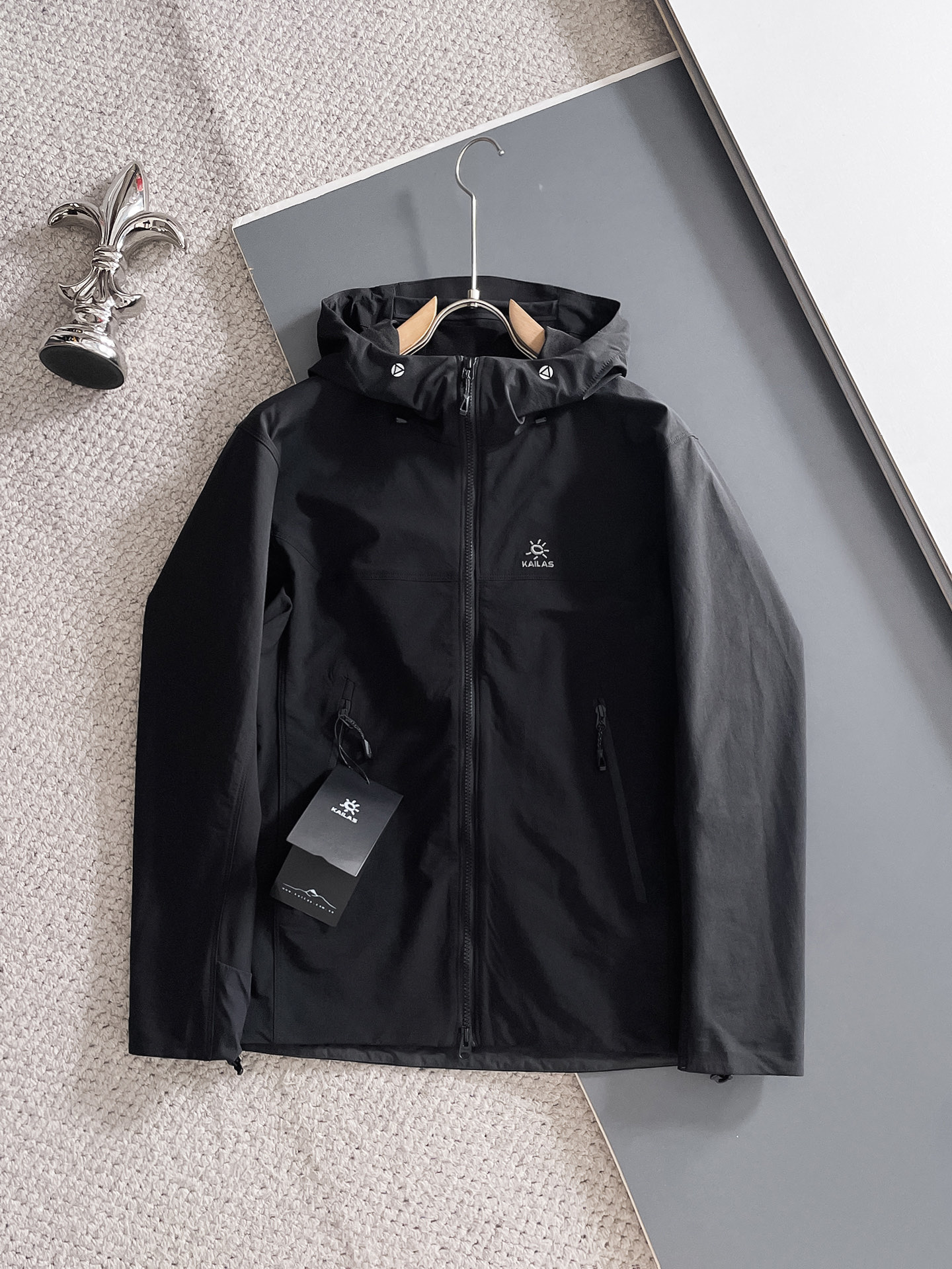 NO:522859,M8 IC-MAX Size S to 3XL New Outdoor Force!  Domestic ceiling!  KAILAS M8 IC-MAX series GTX soft shell ice climbing embroidered soft shell jacket Online + Professional-grade outdoor soft shell jacket specially designed for ice climbing, medium and high altitude climbers!  Windstopper outdoor fabric provided by GTX!  Windproof, waterproof, light snowproof!  Keep warm and warm!  The elastic soft shell fabric underarm splicing is breathable and elastic for hand lifting. Ten thousand needle embroidered arm GTX print 3D snow cap fits the head without affecting sight. High hat collar protects the neck and face, and windproof drills. 3D three-dimensional bent sleeves and elbows bend 15 degrees to reserve space. Double-side high-open zipper pocket beauty storage space. Horseshoe-shaped cuff pressing process Bright color windproof drawstring hem pressing process. S size shoulder width 46 bust 110 clothes long 72 sleeve length 63 Recommended 110 catties M size shoulder width 47 bust 114 clothes long 73 sleeve length 64 Recommended 130 catties L size shoulder width 48 bust 118 clothes long 74 sleeve length 65 Recommended 150 catties XL size shoulder width 49 bust 123 clothes long 75 sleeve length 66 Recommended 170 catties XXL  Size shoulder width 50 bust 128 clothes 77 sleeve length 67 recommended within 190 catties 3XL size shoulder width 52 bust 133 clothes 78 sleeve length 68 recommended within 210 catties, hats, alexander wang19860909M8 IC-MAX 尺码S 到3XL 户外新势力！国内天花板！凯乐石KAILAS M8 IC-MAX系列GTX软壳攀冰攀登刺绣软壳冲锋衣 线上+ 专门为攀冰,中高海拔攀登人士打造的专业级户外软壳衣！GTX提供的Windstopper户外面料！防风防水防小雪！锁温抗寒保暖！ 腋下拼接弹力软壳面料透气弹力便于抬手动作. 万针刺绣手臂GTX印花 3D风雪帽贴合头部,不影响视线. 加高帽领防护颈部脸部,防风钻入. 3D立体弯袖手肘弯曲15度预留空间. 双侧高开拉链口袋颜值储物空间. 马蹄形袖口压胶工艺 亮色防风抽绳下摆压胶工艺. S 码肩宽46胸围110衣长72袖长63 建议110 斤内 M 码肩宽47胸围114衣长73袖长64 建议130斤内 L 码肩宽48胸围118衣长74袖长65 建议150斤内 XL 码肩宽49胸围123衣长75袖长66 建议170斤内 XXL 码肩宽50胸围128衣长77袖长67 建议190斤内 3XL码肩宽52胸围133衣长78袖长68 建议210斤内,,hats,alexander wang,Men's clothing