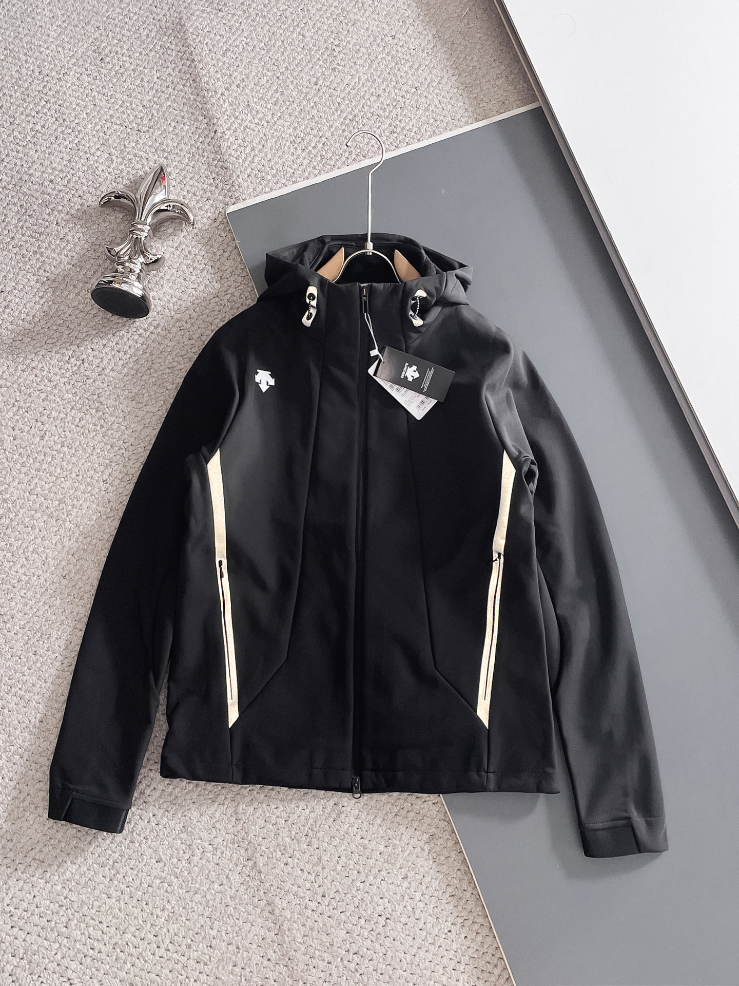 NO:522862,Desante official website is on sale > Top quality 2025 new model DESCENTE/Desante Alpine outdoor windproof and waterproof clothing series】 Top Desante outdoor professional!  A brief introduction to the brand DiSant!  High-end sports brand, DiSant is a high-end professional level, // Can be called Hermes in the sports industry!  !   However, we must introduce this style of clothes with a lot of weight. It has a lot of design and a lot of lines after wearing it. You can try it when you buy it!  The internal structure is very strong, and there are many parts that are not bad. I buy it and experience it myself. I am very picky about the windbreaker!  Suitable for outdoors, ice climbing, mountaineering, functional and hiking, but now we can finally give you this lovely work!   The font LOGO is very atmospheric!  Moisture-proof outer fabric, anti-static, lightweight, and better windproof and breathable properties, making it more comfortable to wear. It not only allows you to move flexibly, but also allows you to keep warm when exercising high heart rate in non-extreme weather. Size M-XXXL,, hermes, alexander wang19860909迪桑特官网在售〉顶级品质2025新款 DESCENTE/迪桑特 高山户外防风防水服 冲锋衣系列】  顶级迪桑特户外专业！ 简单介绍下迪桑特这个品牌！高端运动品牌, 迪桑特属于高端专业档次了,//堪称运动界的爱马仕！！  但是此款衣服我们必须要容重的介绍一下,设计感十足,穿上身后线条感十足,买回去可以穿起来试试！内部结构十分强大,零部件多的不要不要的,买回去自己体验 对于冲锋衣我很挑剔！适合户外,攀冰、登山、机能、徒步旅行多功能冲锋衣,然而现在终于可以给你们这款倾心之作了！  字体LOGO极具的大气！防潮外层面料,防静电、轻量化又具有更好的防风和透气性能,穿着起来更加舒适它不仅能让你灵活自如地运动,还能让你在非极限的天气状况下进行高心率运动时保持温暖 尺码M-XXXL,,hermes,alexander wang,Men's clothing