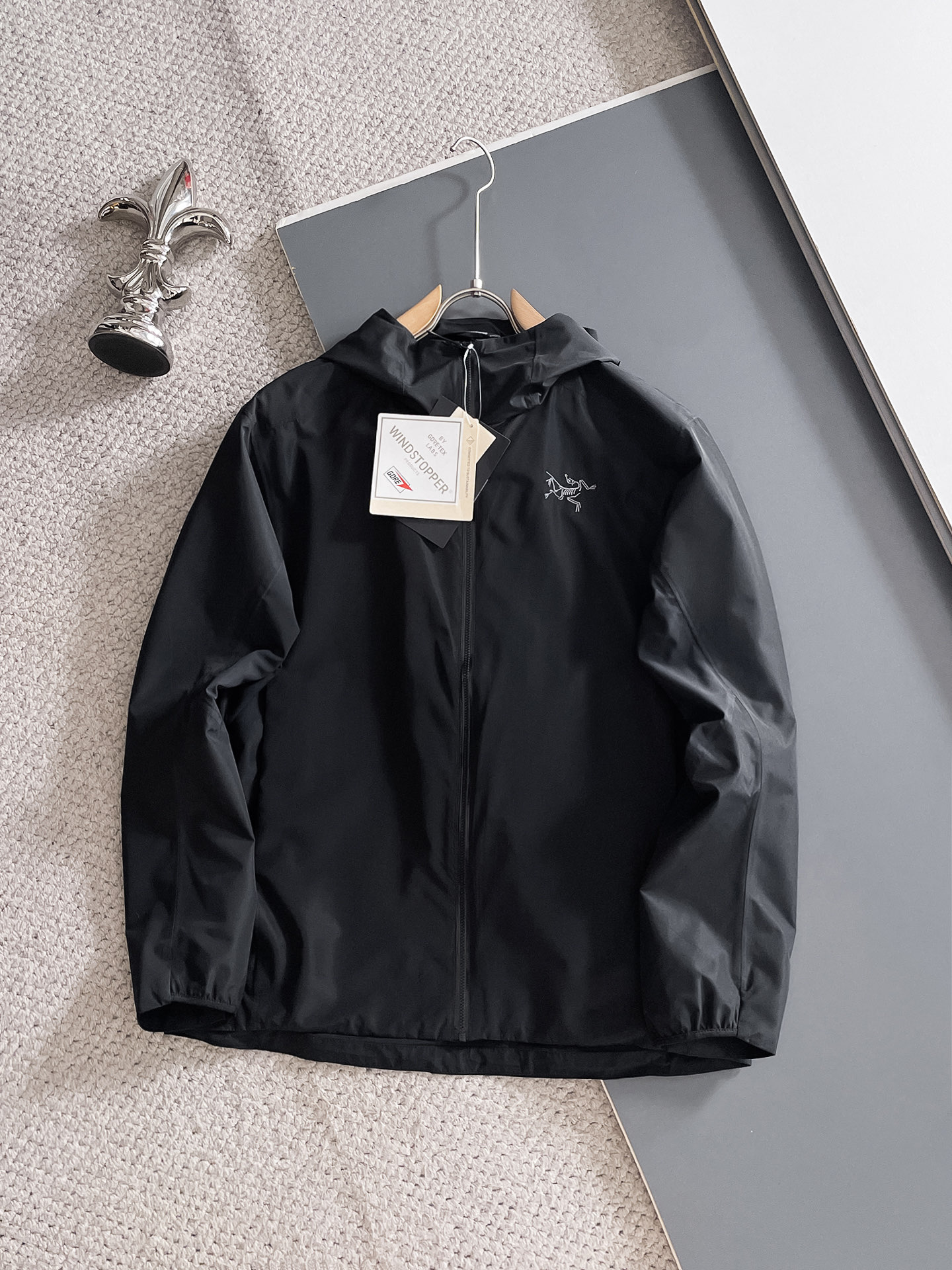 NO:522865,Model number G32 Embroidered version ArcTERYX Solano Hoody Men's Solano series solid color logo logo long-sleeved hooded jacket jacket Top full-length embroidered version, the highest in the market. All embroidery, custom logo zipper details are fully laid out for men and women · Windproof, diverse functions, water-resistant, breathable · Strap seams, sleeves and hood are blended with nylon plain patterns, woven, easy to put on and take off, large body is recycled polyester, knitted lining, softer and breathable. Fluorine-free DWR treatment, water-resistant · Two zipper pockets, inner zipper chest pockets, full length main zipper · Raw materials that combine at least 30 regenerated components·Adjustable hood Colour Black Light gray Size M L XL XXL XXL,arc'teryx,jackets &  coats, jackets & coats,hats,alexander wang19860909款号G32 刺绣版本 始祖鸟ARCTERYX Solano Hoody Men's 索拉诺系列纯色Logo标识长袖连帽夹克外套 顶级全衣刺绣版本,市场最高货. 全衣全部刺绣,定制logo拉链细节拉满 男女同款饭 ·防风,功能多样,防泼水,透气 ·贴带接缝,袖子和风帽融入尼龙平纹,织 易于穿脱,大身采用再生涤纶 针织里衬,更加柔软透气 .经无氟DWR处理,可防泼水·两个拉链口袋,内侧拉链胸袋·全长主拉链 ·融合至少30再生成分的原材料·可调帽兜 颜色 黑色 浅灰色 尺码 M L XL XXL XXL,arc'teryx,jackets & coats,jackets & coats,hats,alexander wang,Men's clothing