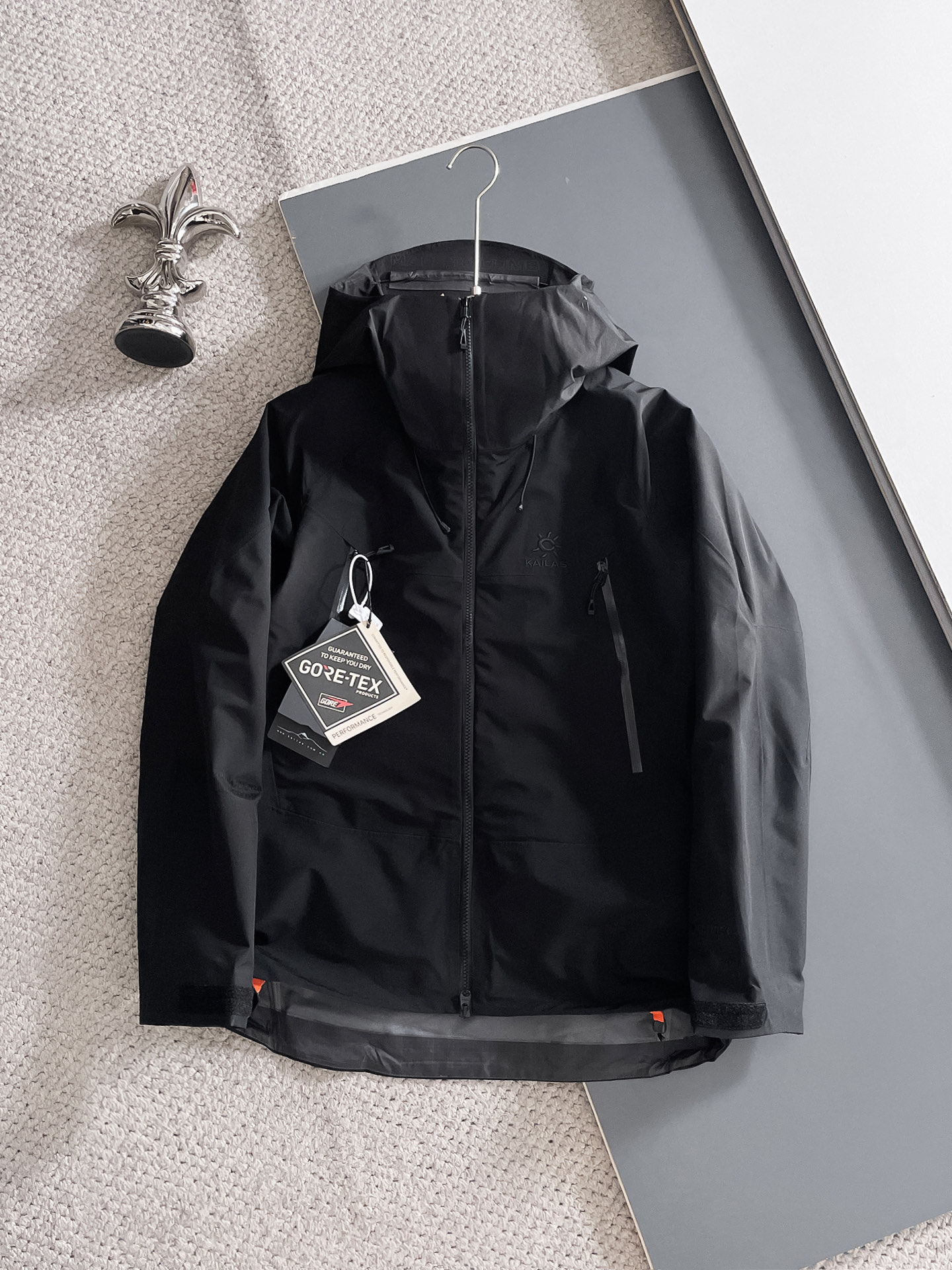 NO:522868,Exclusive one-to-one high-end version of the market [Chinese hard shell KA, ILAS Kaishi MONT X all-weather hard shell GTX waterproof mountaineering] Exclusive source Design concept: Chinese hard shell, Chinese mountain color, each mountain has its own temper, personality, each color has its own strength, changing day and night, the color blooms amazing vitality and beauty on the top of the snow-capped mountain, attracting climbers to explore the unforgettable color they meet. Color Wilderness Powder Mentzm Green Ice Lake Green Oxide Orange Black Rock Lime Number S M L XL XXL Fabric + Features: GORE TEX 3L fabric, cope with the storm and snow brought by the changing climate, and at the same time, windproof and breathable bring a better wearing experience, waterproof, windproof, breathable, lightweight, tear-resistant and wear-resistant, breathable 5000+  This unique exterior uses high-density T800Gore-tex memory three-in-one white cote fabric, full-cloth pressing process. Curved hat brim, better windproof and rainproof without covering the eyes, adjustable hat brim and hem drawstring. Multiple embroidery on the whole body is all made of Japan's top Tajima embroidery machine. High-open chest bags, easy to store and access when carrying, compatible with climbing and seat belts, easy to store and access when carrying, sufficient storage space. High-density technology fabric, windproof, wear-resistant, strong waterproof, combined with three-in-one technology, making the fabric more wide and stylish, the same style for men and women. The style is slim and pressure-free in autumn and winter. Adjustable sleeve loops are upgraded, more fit, more protective, and increase Velcro coverage area, easier to fit with one-hand operation. Outdoor ergonomic design, improves sports performance. Removable windproof snow skirt, comprehensively covering wind and snow, meets outdoor sports needs such as skiing and other outdoor sports needs such as skiing.  Hem can be adjusted with one hand, windproof and backflow, hem drawstring can be easily adjusted with one hand, built-in detachable foam to prevent upward sliding when wearing a seat belt High-open large-capacity insertion chest pocket, compatible with climbing and seat belts, and can also be easily carried. Professional ventilated zipper steam-permeable system under the armpit, two-way opening and closing, rapid ventilation and heat dissipation, timely restoration of dryness and comfort, avoid repeated unpacking and putting on and off, 360° three-dimensional hood, the cap is compatible with face movement, hood design is adjustable drawstring, warm and compatible Suitable for Asian people Function + style Style motorcycle style, ski outdoor Loose style Craft: This model uses GORE TEX  3L fabric, inner splicing full pressing process, high-density three-in-one technology fabric, a total of 16 small details and a very professional outdoor design. This is a four colors that are easy to see and explode, very unique and gorgeous, making you feel unique. The meaning of this model has its own aesthetic and unique design. It is also quite professional in the outdoor industry and can be called the most awesome hard shell in China., skirts, hats, alexander wang19860909市场独家一比一高版【中国硬壳KA,ILAS凯石 MONT X全天候硬壳GTX防水登山】独家货源 设计理念: 中国硬壳,中国山地色,每座山都有自己的脾气性格每个色彩都有自己的力量,随昼夜更替,色彩在雪山之巅绽放出令人惊叹的生命力与美感,吸引登山者去探寻相遇那一抹难忘的色彩. 颜色 绒蒿粉 缅茨姆绿 冰湖绿 氧化橙 矿石黑 岩石灰 码数 S M L XL XXL 面料+特点:  GORE TEX 3L面料,应对多变气候带来的暴风雨雪考验,同时防风透气带来更好的穿着体验,防水、防风、透气、轻量、抗撕裂耐磨,透气5000＋ 这款独特的外部,采用高密T800Gore-tex 记忆三合一白可特面料,全衣压胶工艺 弧形帽檐,更好的防风防雨不遮眼,可调节帽檐和下摆抽绳 全身多处刺绣全部采用日本进口顶尖田岛刺绣机 高开胸袋,背负时便捷存取,兼容攀登及安全带,背负时存取便捷,储物空间充足 高密科技型面布,防风,耐磨,强防水,配合三合一工艺使得面料更为挺阔有型了男女同款 版型偏修身 秋冬均无压 调节袖袢升级,更贴合强防护,增加魔术贴覆盖区域,单手操作更容易贴合 户外运动人体工学设计,提升运动表现 可拆卸防风雪裙,全面遮蔽风雪,满足滑雪等户外运动需求 可单手调节下摆,防风倒灌,下摆抽绳可单手轻松调节,内置可拆卸泡棉,防止穿着安全带时向上滑移 高开大容量插手胸袋,兼容攀登及安全带,背负状态也能轻松 腋下专业通风拉链透汽系统,双向开合,迅速通风散热,及时恢复干爽舒适,避免反复卸包和穿脱, 360°三维风帽,帽随脸动可兼容,连帽设计可调抽绳,保暖兼容 适合亚洲人群 功能＋版型 风格机车风、滑雪户外 版型宽松版型 工艺: 这款采用 GORE TEX 3L面料,内里拼接全压胶工艺,高密三合一科技型面料,全衣共计16个小细节和非常专业的户外设计,这是一款好看到爆炸的,非常个性艳丽的四个颜色,让你感受到与众不同,这款冲的意义有着自己的审美和独到的设计,在户外行业也是相当专业,堪称中国最牛的的硬壳,,skirts,hats,alexander wang,Men's clothing