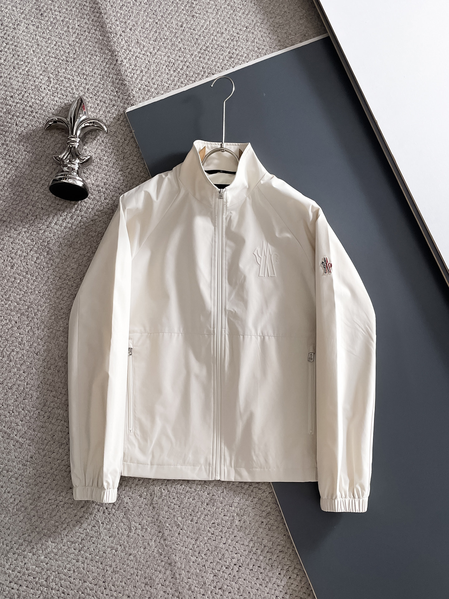 NO:522880,2025ss autumn and winter new series of masked casual jackets are released simultaneously on counters. Ultra-high craftsmanship windbreaker jackets. Casual and fashionable. Imported memory polyester fabric. Ultra-light and heavy-weight. Light luxury and easy to match. The workmanship details are very particular. The brand logo on the chest has three-dimensional concave and convex feeling. Original hardware accessories. Pursuing a high-end and luxurious style. The style is not picky about the figure. The upper body is handsome. Recommended hot products. Color: beige. Black. Number: 1-5., Moncler, jackets & coats, jackets & coats, alexander wang.198609092025ss秋冬新款系列蒙口休闲夹克外套 专柜同步发售 超高工艺的风衣外套 休闲时尚 进口记忆聚酯纤维面料 超轻盈无重感 轻奢好搭配 做工细节非常讲究 胸前品牌logo立体凹凸感 原版五金辅料配件 追求高端与奢华的风范 版型不挑身材 上身爆帅 爆款推荐 颜色:米色 黑色 码数:1-5,,Moncler,jackets & coats,jackets & coats,alexander wang,Men's clothing