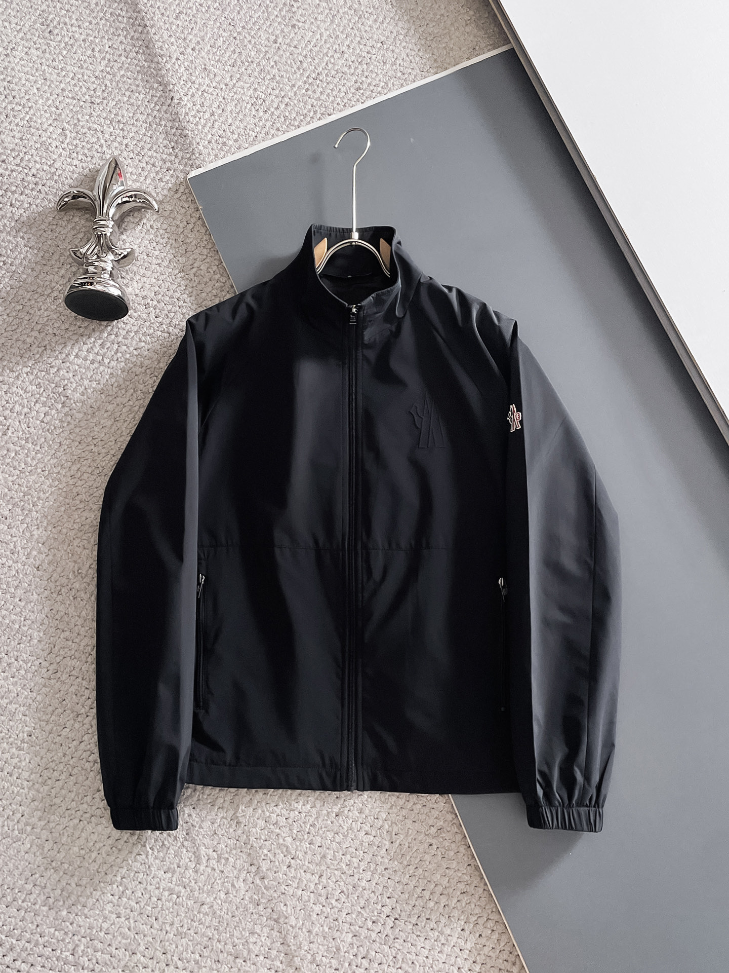 NO:525278,ss autumn and winter new series of masked casual jackets are released simultaneously on counters. Super high craftsmanship windbreaker jackets. Casual and fashionable. Imported memory polyester fabric. Ultra-light and heavy-weight. Light luxury and easy to match. The workmanship details are very particular. The brand logo on the chest has three-dimensional concave and convex feeling. Original hardware accessories. Pursuing a high-end and luxurious style. The style is not picky about the figure. The upper body is handsome. Recommended hot products. Color: beige. Black. Number: 1-5., Moncler, jackets & coats, jackets & coats, alexander wang.19860909ss秋冬新款系列蒙口休闲夹克外套 专柜同步发售 超高工艺的风衣外套 休闲时尚 进口记忆聚酯纤维面料 超轻盈无重感 轻奢好搭配 做工细节非常讲究 胸前品牌logo立体凹凸感 原版五金辅料配件 追求高端与奢华的风范 版型不挑身材 上身爆帅 爆款推荐 颜色:米色 黑色 码数:1-5,,Moncler,jackets & coats,jackets & coats,alexander wang,Men's clothing