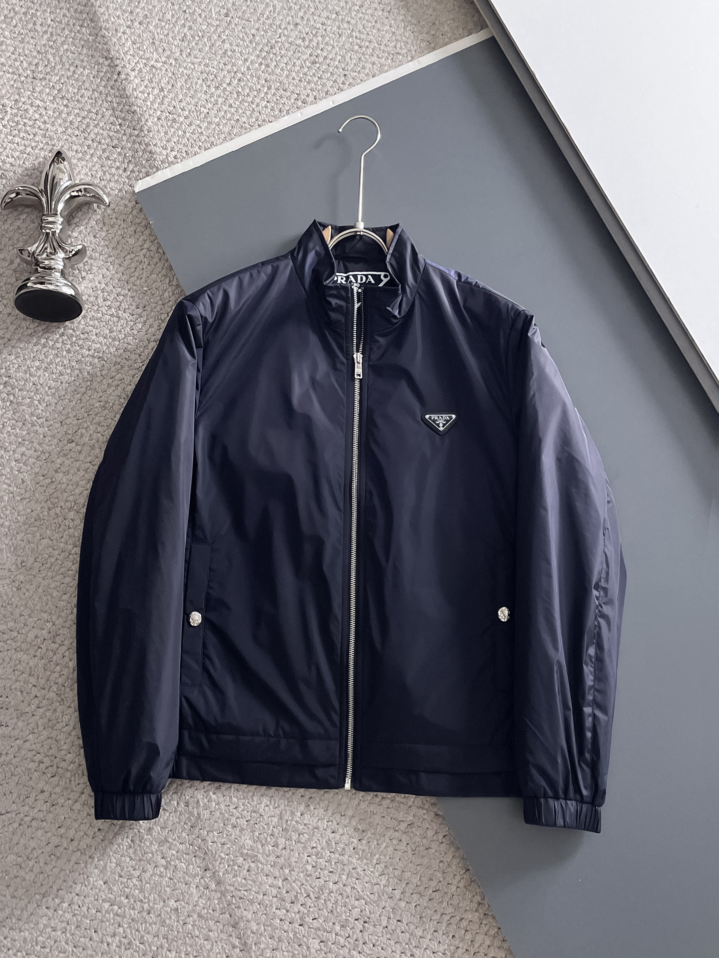 NO:522886,2025ss autumn and winter new series P home casual lapel jacket jacket is released simultaneously on counter. Ultra-high craftsmanship windbreaker jacket. Casual and fashionable. Imported memory polyester fabric. Ultra-light and heavy-weight. Light luxury and easy to match. The workmanship details are very particular. The chest design triangle logo logo logo. Original hardware accessories. Pursuing high-end and luxurious style. The style does not pick on the figure. The upper body is handsome. Recommended hot products. Color: Navy Blue. Black. Number: 48-56., Jackets & coats, Jackets & coats, alexander wang.198609092025ss秋冬新款系列P家休闲翻领夹克外套 专柜同步发售 超高工艺的风衣外套 休闲时尚 进口记忆聚酯纤维面料 超轻盈无重感 轻奢好搭配 做工细节非常讲究 胸前设计三角标logo标 原版五金辅料配件 追求高端与奢华的风范 版型不挑身材 上身爆帅 爆款推荐 颜色:藏青 黑色 码数:48-56,,jackets & coats,jackets & coats,alexander wang,Men's clothing