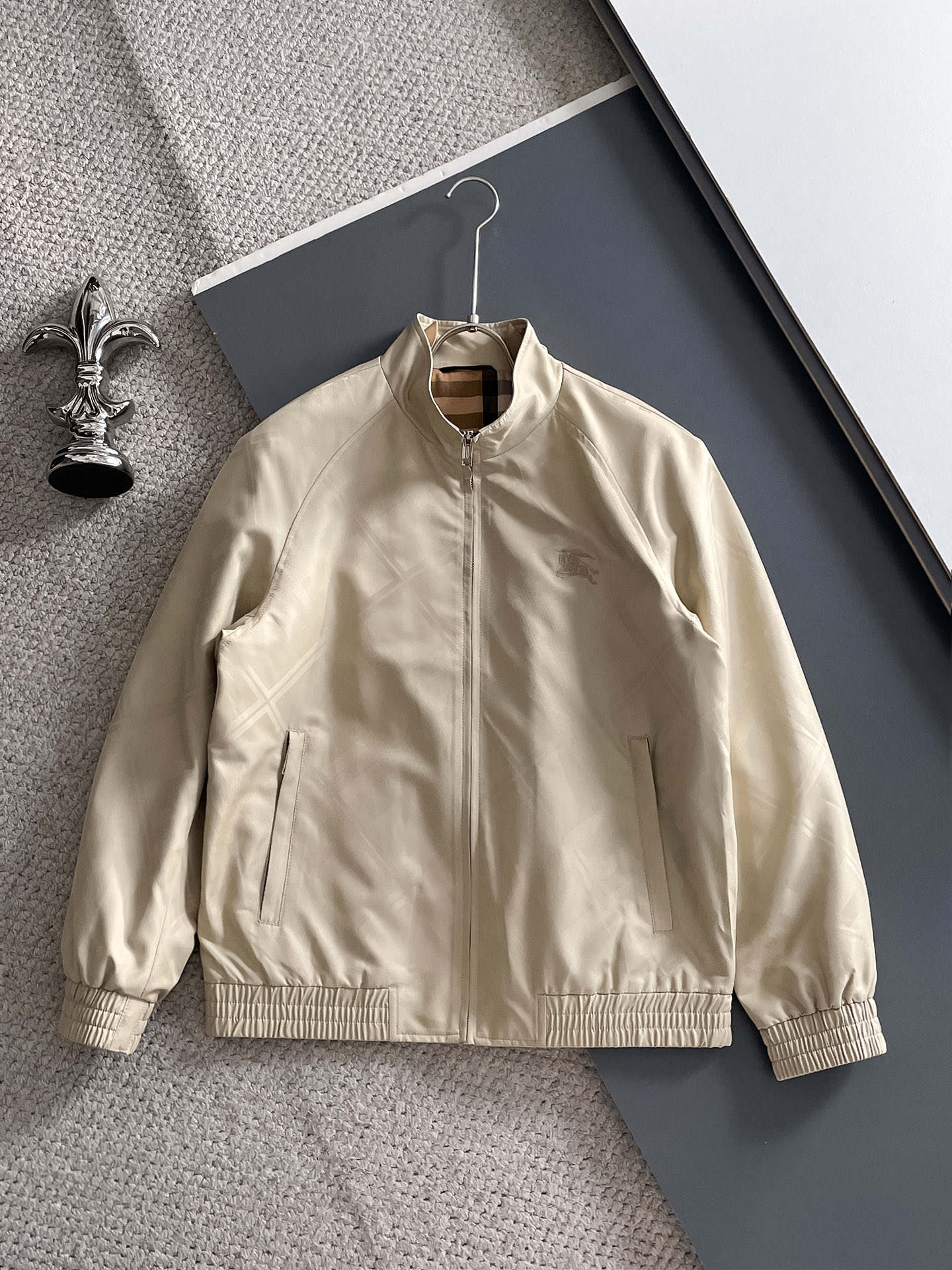 NO:522883,2025ss autumn and winter new series of Zhanma home casual jackets are released simultaneously on counters. Super high craftsmanship windbreaker jackets. Casual and fashionable. Selected imported fabric jacquard craftsmanship. Super lightweight and heavy-weight. Light luxury and easy to match. The workmanship details are very particular. Zhanma logo embroidery original hardware accessories. Pursuing high-end and luxurious style. The style does not pick on the figure. The upper body is handsome. Recommended hot products. Color: brown. Black. Number: 48-56., jackets & coats, jackets & coats, alexander wang.198609092025ss秋冬新款系列战马家休闲夹克外套 专柜同步发售 超高工艺的风衣外套 休闲时尚 精选进口面料提花工艺 超轻盈无重感 轻奢好搭配 做工细节非常讲究 战马logo刺绣原版五金辅料配件 追求高端与奢华的风范 版型不挑身材 上身爆帅 爆款推荐 颜色:咖色 黑色 码数:48-56,,jackets & coats,jackets & coats,alexander wang,Men's clothing