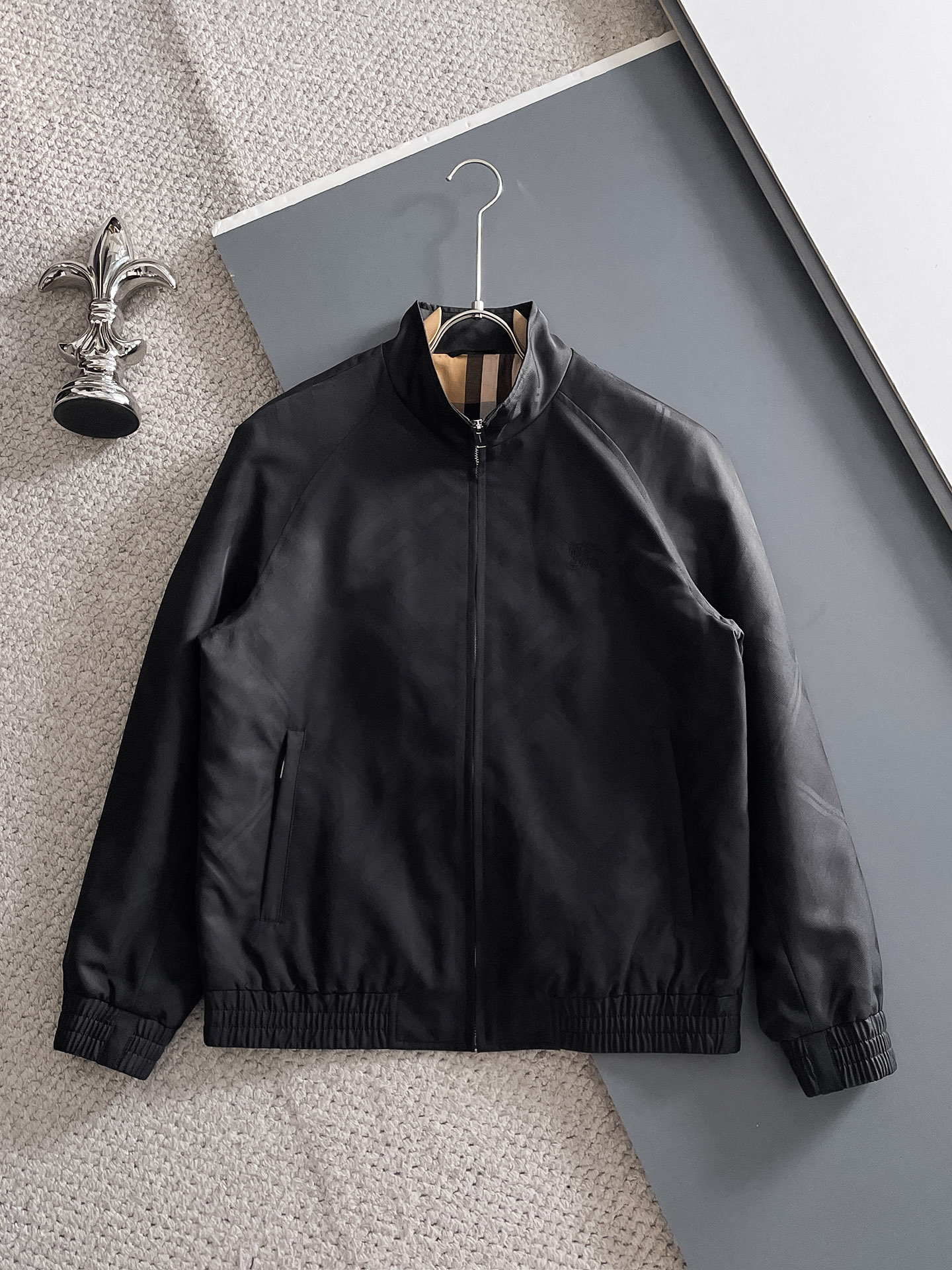 NO:525275,SS autumn and winter new series of Zhanma home casual jackets are released simultaneously on counters. Super high craftsmanship windbreaker jackets. Casual and fashionable. Selected imported fabric jacquard craftsmanship. Super lightweight and heavy-weight. Light luxury and easy to match. The workmanship details are very particular. Zhanma logo embroidery original hardware accessories. Pursuing high-end and luxurious style. The style does not pick on the figure. The upper body is handsome. Recommended hot products. Color: brown. Black. Number: 48-56., Jackets & coats, jackets & coats, alexander wang.19860909ss秋冬新款系列战马家休闲夹克外套 专柜同步发售 超高工艺的风衣外套 休闲时尚 精选进口面料提花工艺 超轻盈无重感 轻奢好搭配 做工细节非常讲究 战马logo刺绣原版五金辅料配件 追求高端与奢华的风范 版型不挑身材 上身爆帅 爆款推荐 颜色:咖色 黑色 码数:48-56,,jackets & coats,jackets & coats,alexander wang,Men's clothing