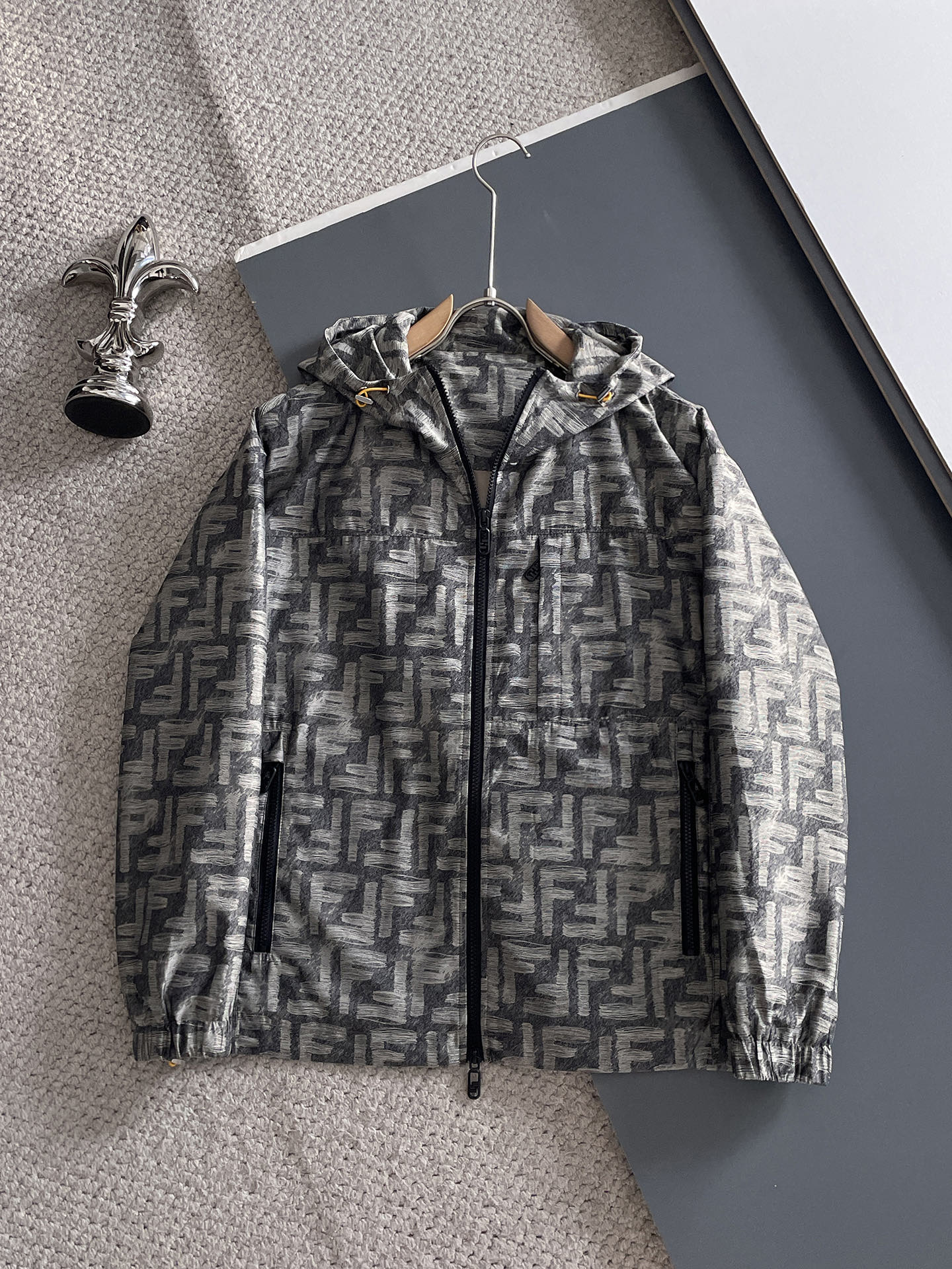 NO:522860,2025ss autumn and winter new series F home casual hooded jacket jacket is released simultaneously on counter. Ultra-high craftsmanship windbreaker jacket. Casual and fashionable. Selected imported high-density jacquard fabrics. Ultra-light and heavy-weight. Light luxury and easy to match. The workmanship details are very particular. Brand logo micro-label. Original hardware accessories. Pursuing high-end and luxurious style. The style does not pick on the figure. The upper body is handsome. Recommended hot products. Color: khaki. Black. Number: 48-56. Fendi. Jackets & coats, jackets & coats, hats, alexander wang.198609092025ss秋冬新款系列F家休闲连帽夹克外套 专柜同步发售 超高工艺的风衣外套 休闲时尚 精选进口高密度提花面料打造 超轻盈无重感 轻奢好搭配 做工细节非常讲究 品牌logo微标 原版五金辅料配件 追求高端与奢华的风范 版型不挑身材 上身爆帅 爆款推荐 颜色:卡其 黑色 码数:48-56,,fendi,jackets & coats,jackets & coats,hats,alexander wang,Men's clothing