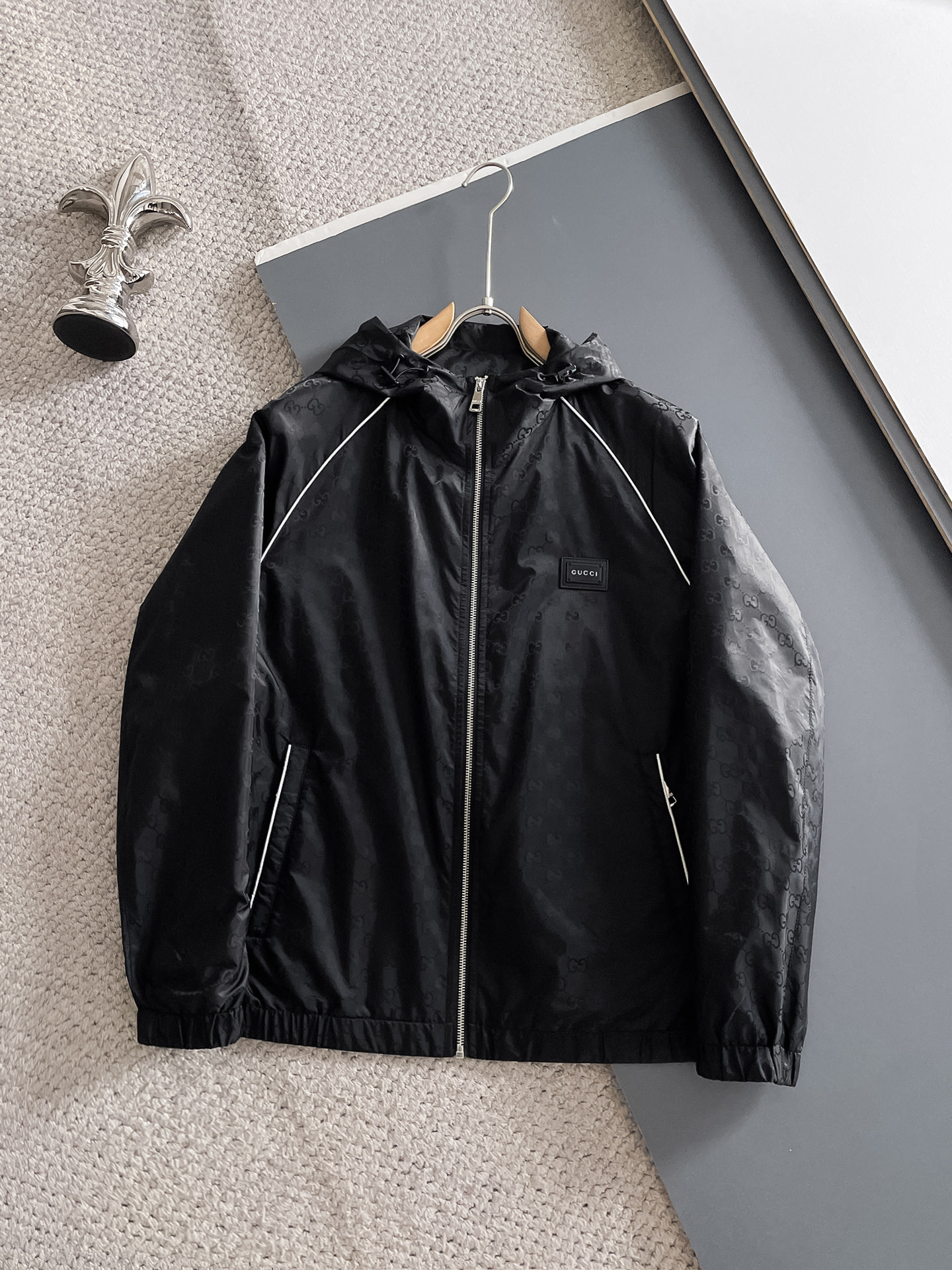 NO:522877,2025ss autumn and winter new series G home casual hooded jacket jacket is released simultaneously on counter. Ultra-high craftsmanship windbreaker jacket. Casual and fashionable. Selected imported high-density jacquard fabrics. Ultra-light and heavy-weight. Light luxury and easy to match. The workmanship details are very particular. Brand logo breast logo original hardware accessories. Pursuing high-end and luxurious style. The style does not pick on the figure. The upper body is handsome. Recommended hot products. Color: black. Number: 48-56., gucci, jackets & coats, jackets & coats, hats, alexander wang.198609092025ss秋冬新款系列G家休闲连帽夹克外套 专柜同步发售 超高工艺的风衣外套 休闲时尚 精选进口高密度提花面料打造 超轻盈无重感 轻奢好搭配 做工细节非常讲究 品牌logo胸标 原版五金辅料配件 追求高端与奢华的风范 版型不挑身材 上身爆帅 爆款推荐 颜色:黑色 码数:48-56,,gucci,jackets & coats,jackets & coats,hats,alexander wang,Men's clothing