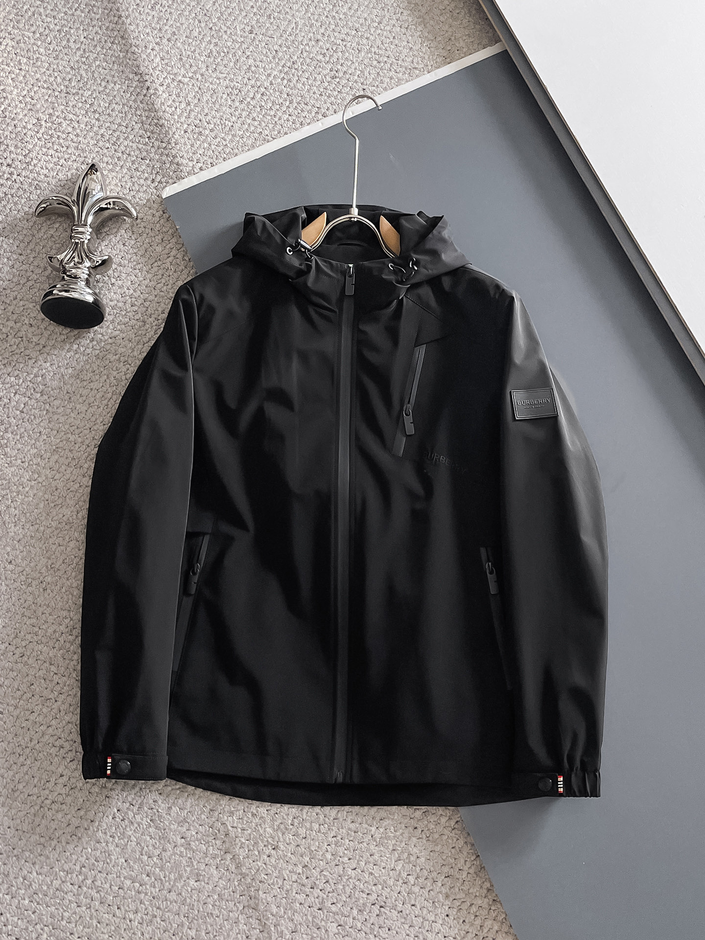 NO:522871,2025ss autumn and winter new series of Zhanma home casual hooded jacket jackets are released simultaneously on counters. Super high craftsmanship windbreaker jackets. Casual and fashionable. Imported memory polyester fabric chest zipper design. Super lightweight and heavy-weight. Light luxury and easy to match. The workmanship details are very particular. Zhanma logo embroidery. Original hardware accessories. Pursuing high-end and luxurious style. The style does not pick on the figure. The upper body is handsome. Recommended hot products. Color: black. Number: 48-56. Jackets & coats, jackets & coats,hats,alexander wang.198609092025ss秋冬新款系列战马家休闲连帽夹克外套 专柜同步发售 超高工艺的风衣外套 休闲时尚 进口记忆聚酯纤维面料胸前拉链设计 超轻盈无重感 轻奢好搭配 做工细节非常讲究 战马logo刺绣 原版五金辅料配件 追求高端与奢华的风范 版型不挑身材 上身爆帅 爆款推荐 颜色:黑色 码数:48-56,,jackets & coats,jackets & coats,hats,alexander wang,Men's clothing